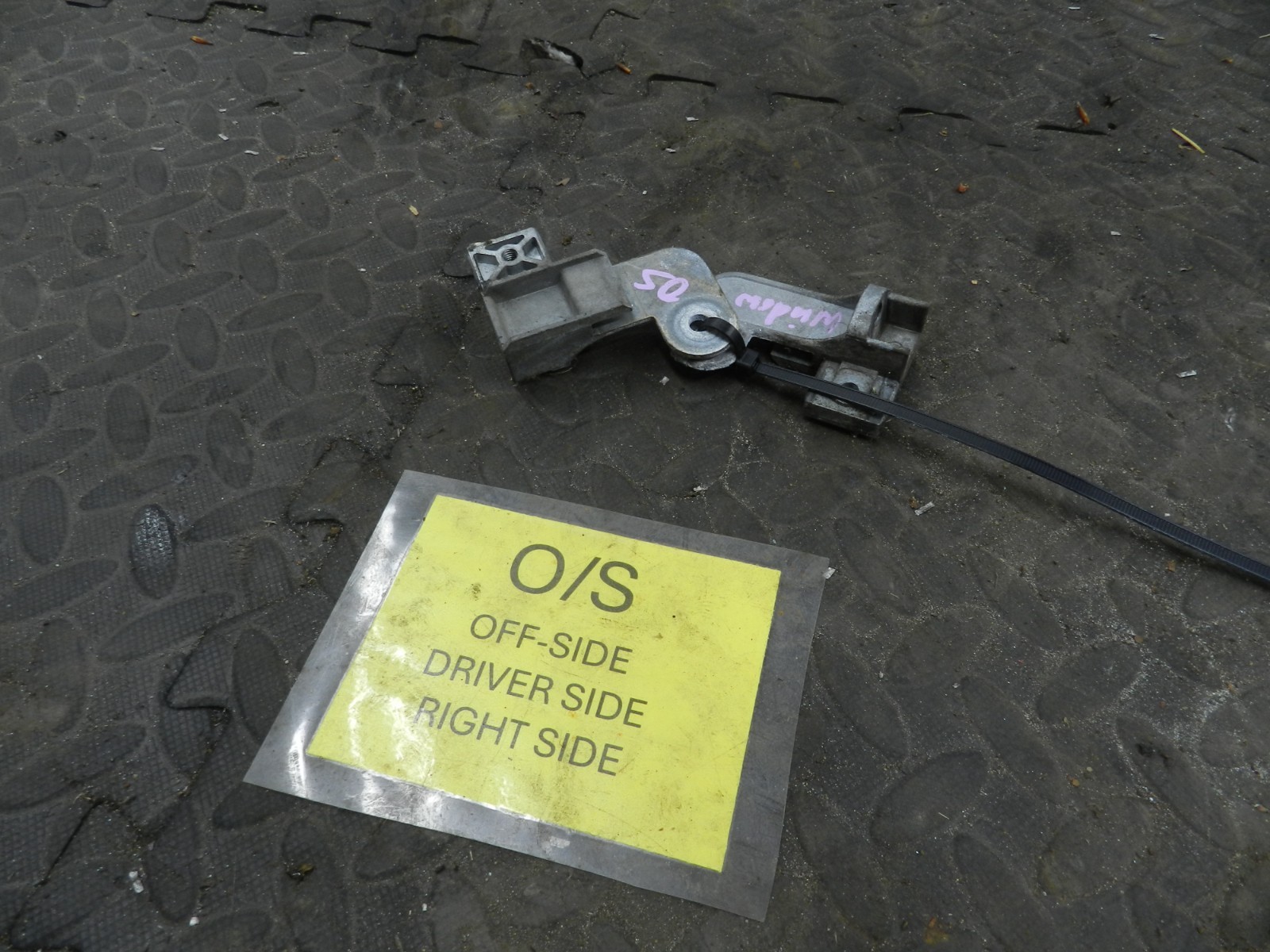 157. 1997 BMW 323I E36 CONVERTIBLE. DRIVER SIDE WINDOW CLAMPS - Image 2