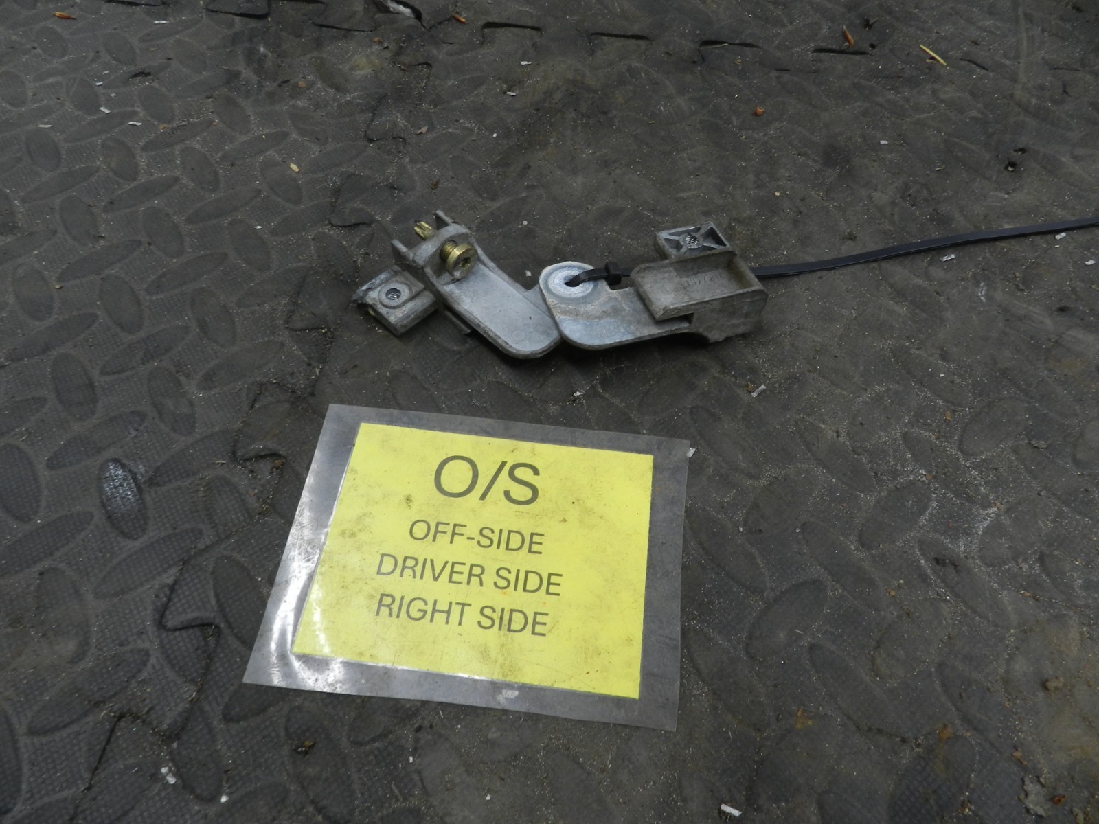 157. 1997 BMW 323I E36 CONVERTIBLE. DRIVER SIDE WINDOW CLAMPS - Image 3