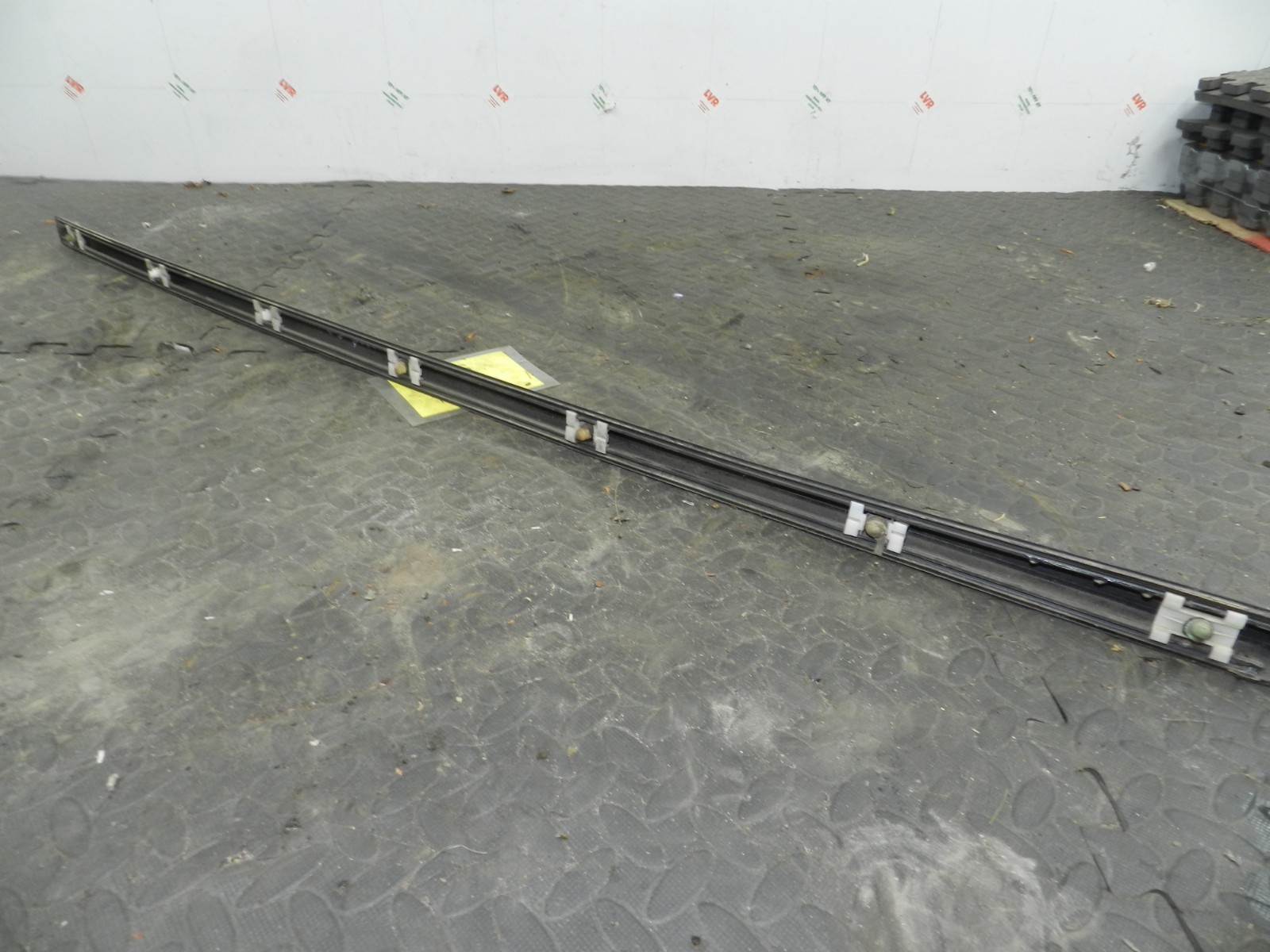 157. 1997 BMW 323I E36 CONVERTIBLE. DRIVER SIDE DOOR BUMP TRIM - Image 3