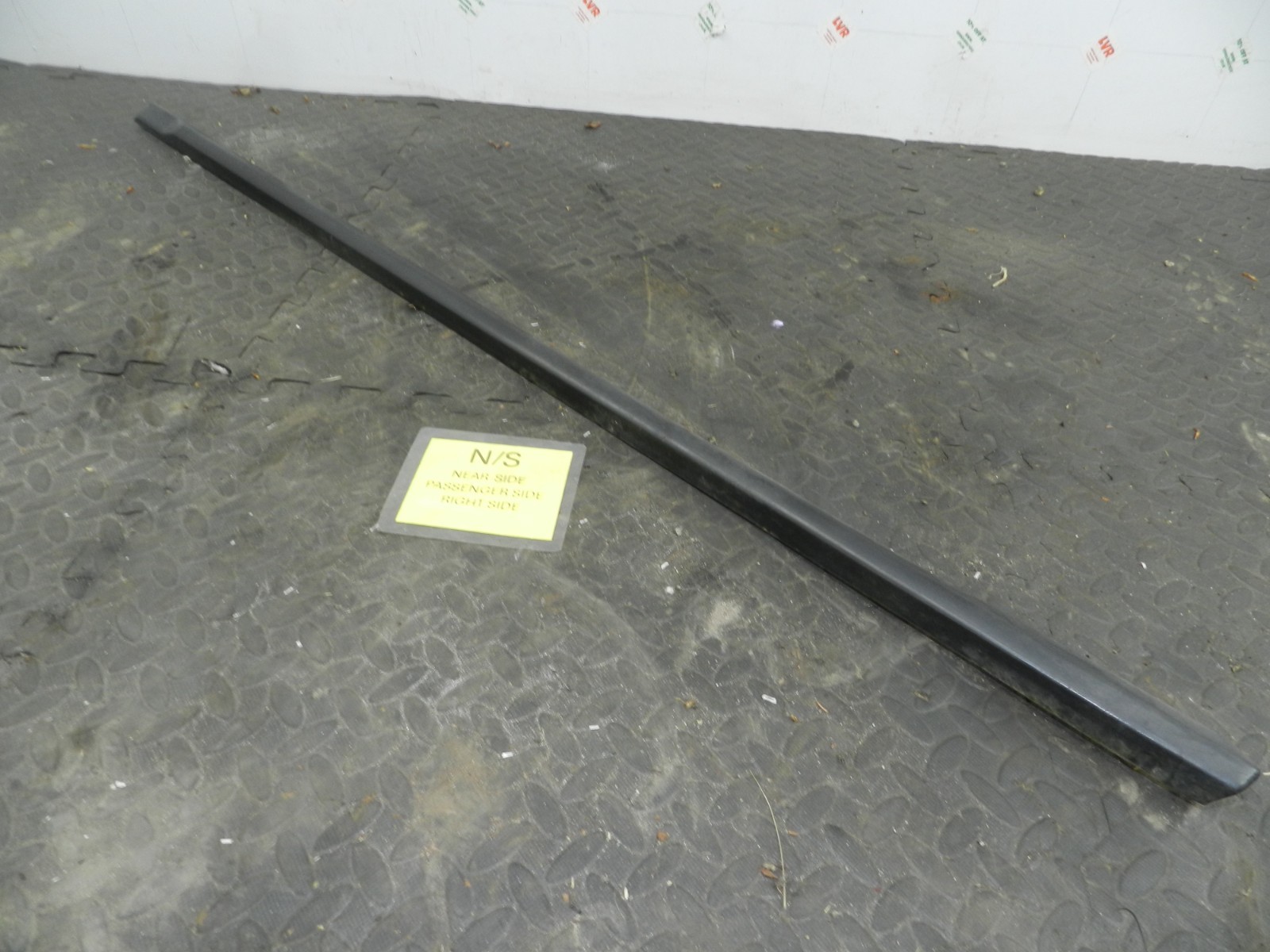 157. 1997 BMW 323I E36 CONVERTIBLE. PASSENGER SIDE DOOR BUMP TRIM - Image 2