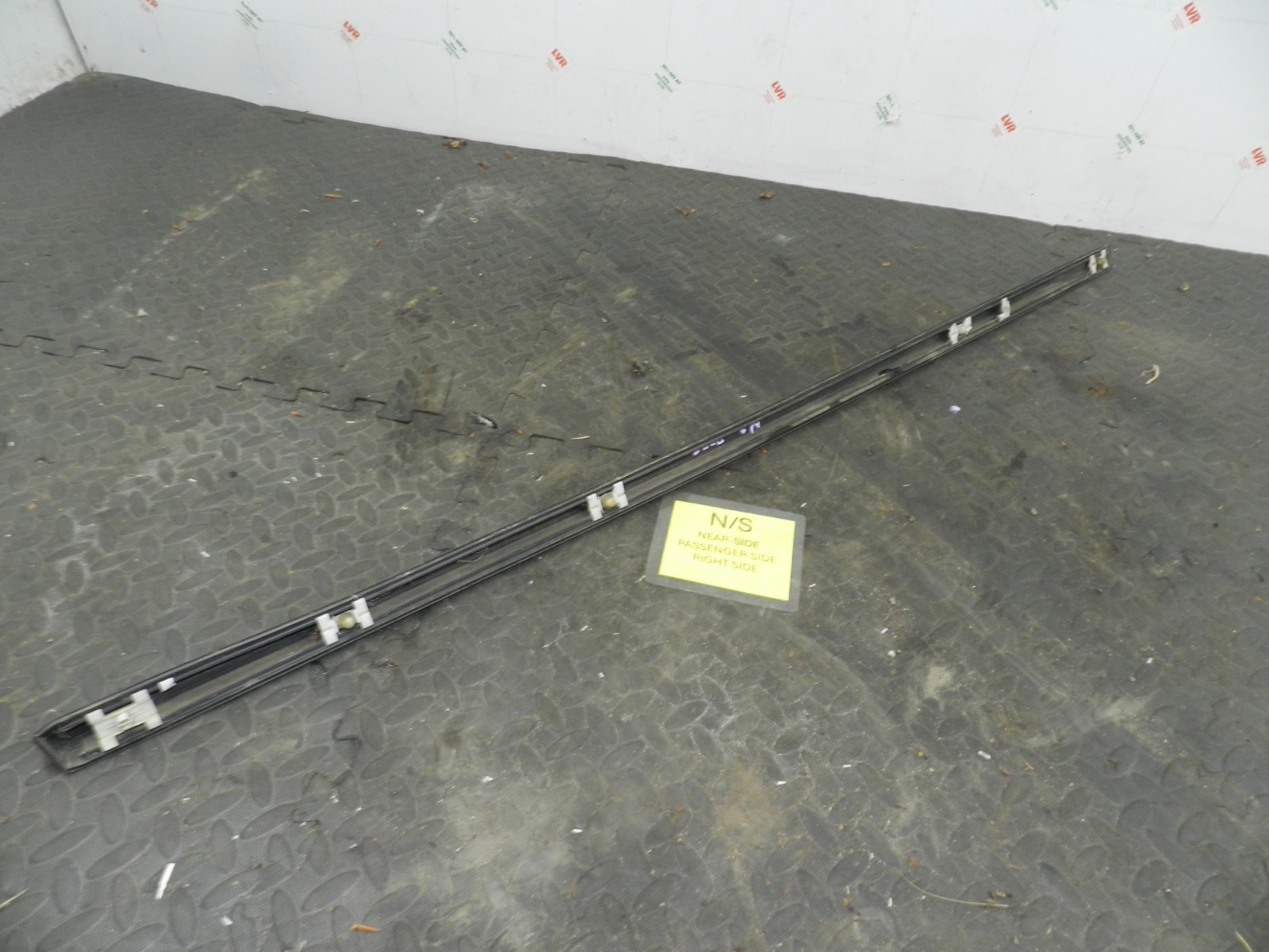 157. 1997 BMW 323I E36 CONVERTIBLE. PASSENGER SIDE DOOR BUMP TRIM - Image 3
