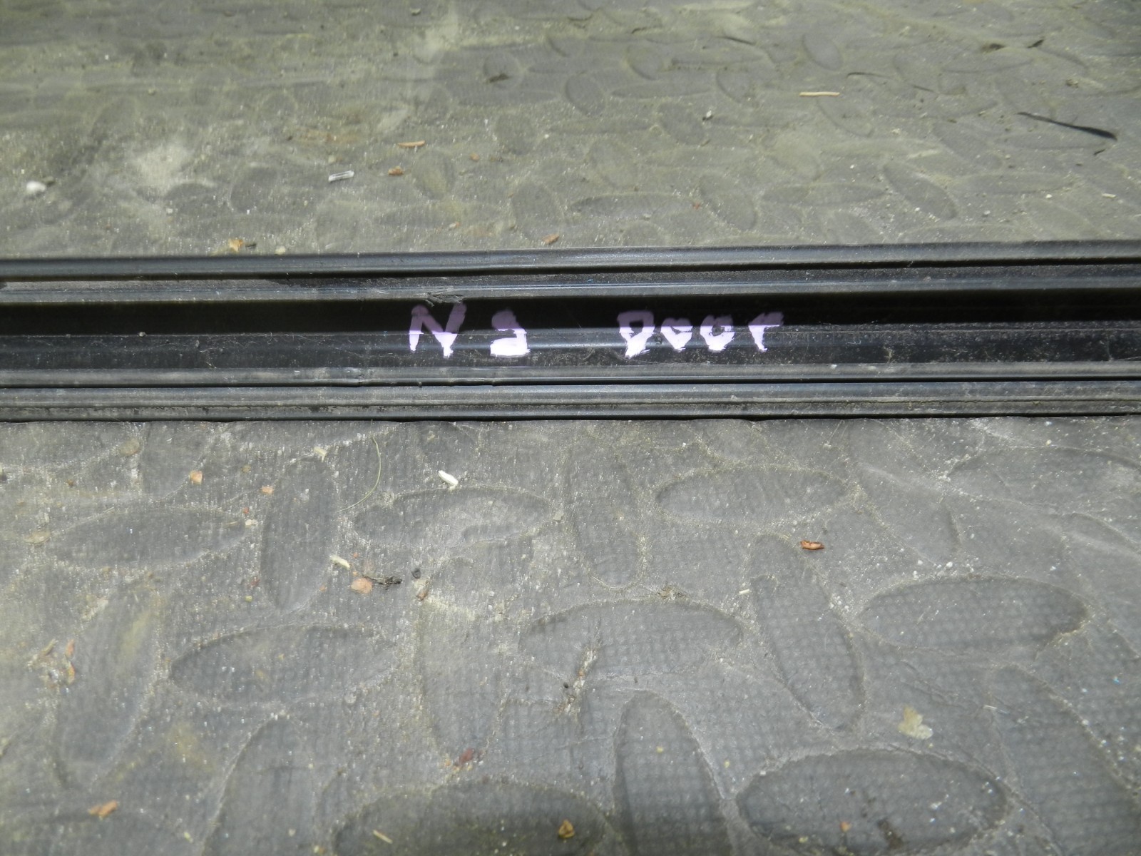 157. 1997 BMW 323I E36 CONVERTIBLE. PASSENGER SIDE DOOR BUMP TRIM - Image 4