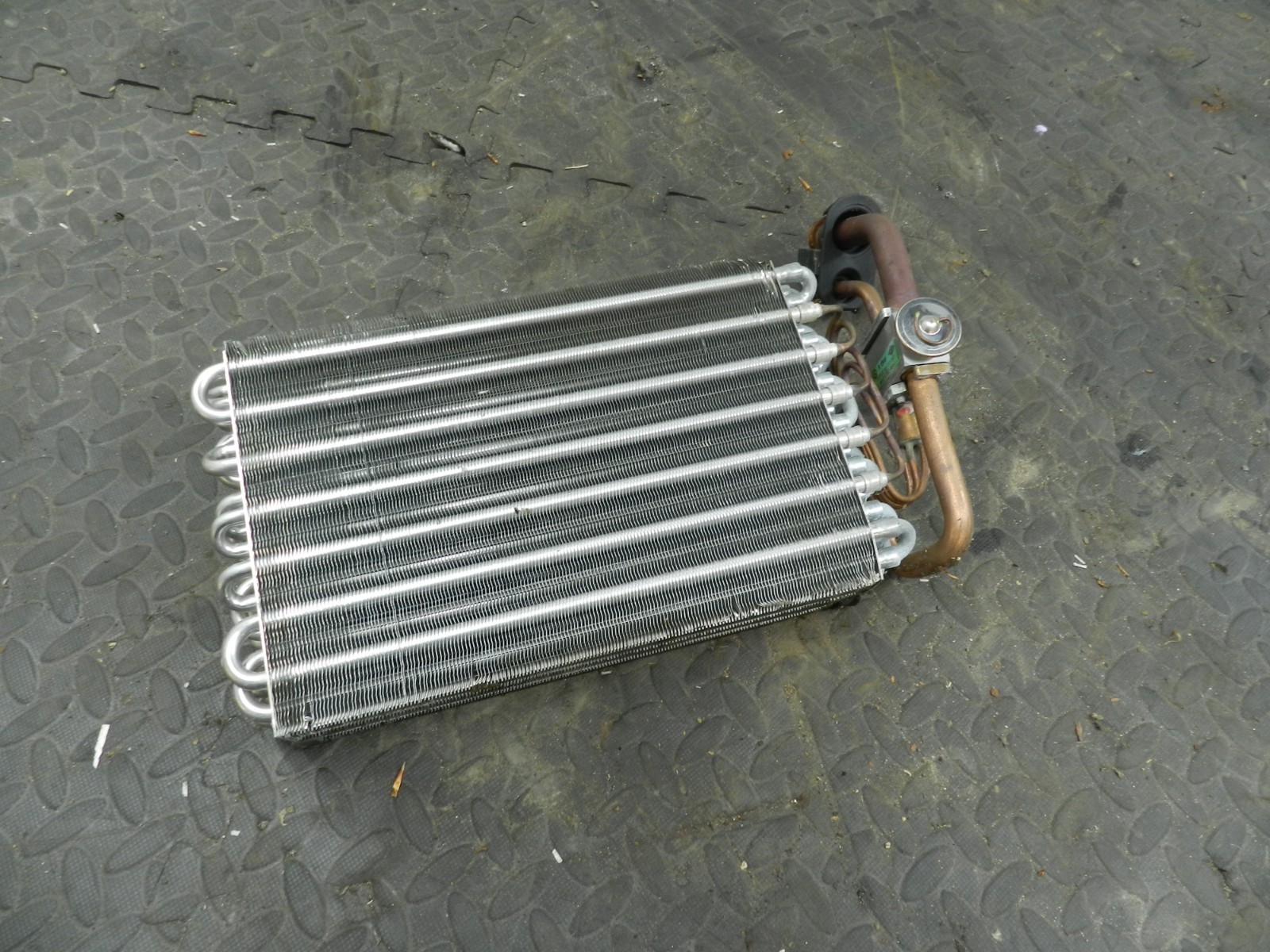 157. 1997 BMW 323I E36 CONVERTIBLE. AIR CON MATRIX RADIATOR 7438411002