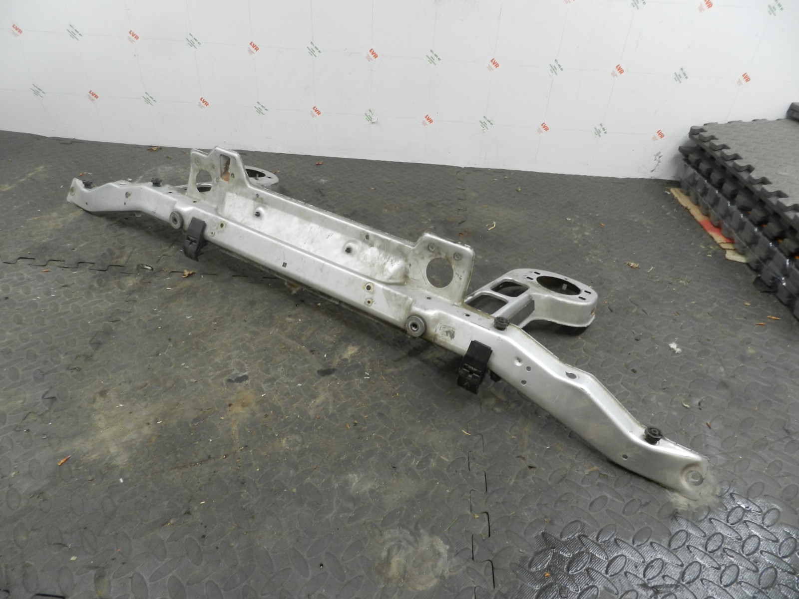 157. 1997 BMW 323I E36 CONVERTIBLE. SLAM PANEL CROSS MEMBER