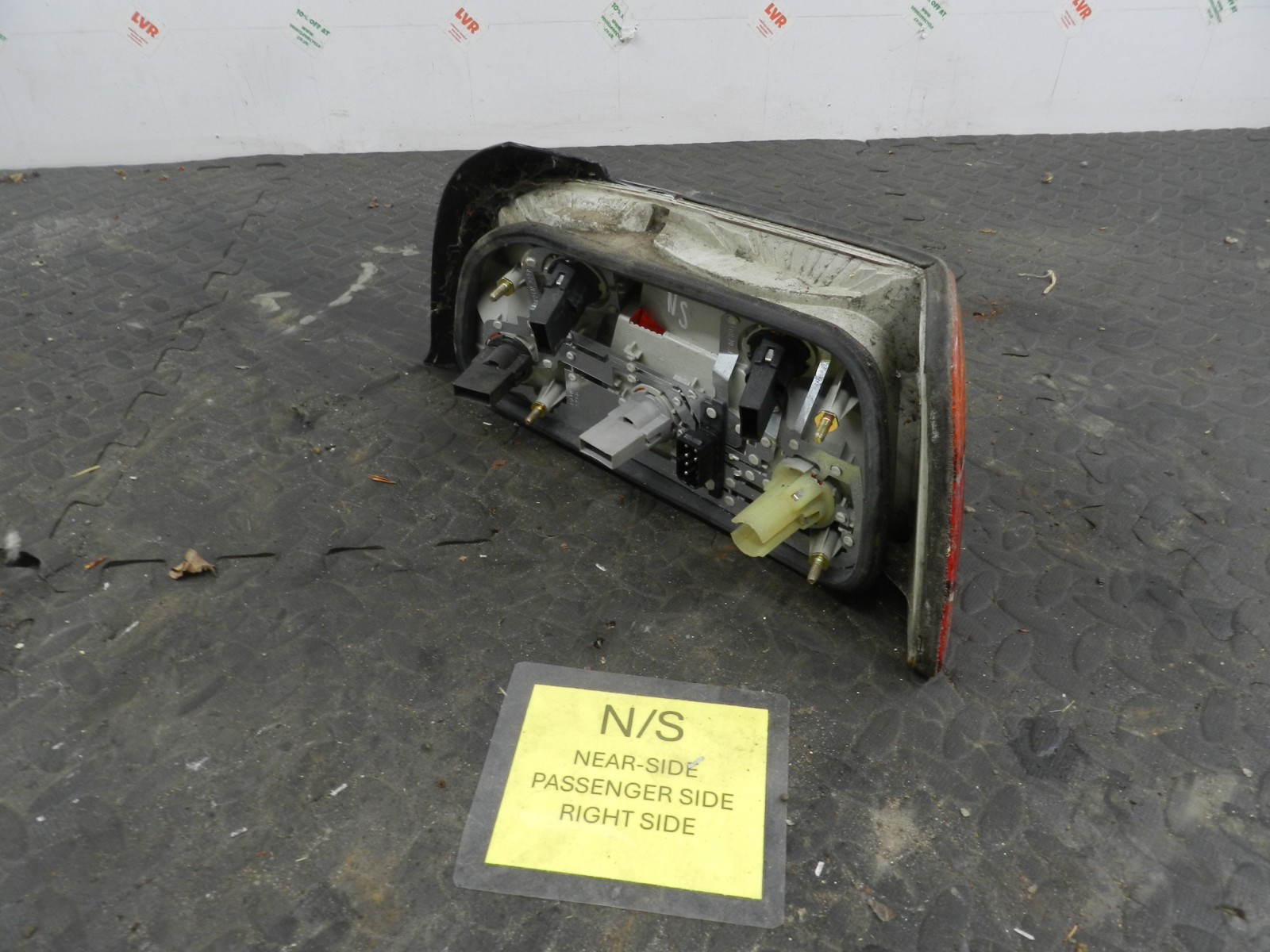 157. 1997 BMW 323I E36 CONVERTIBLE. PASSENGER SIDE REAR LIGHT UNIT - Image 2