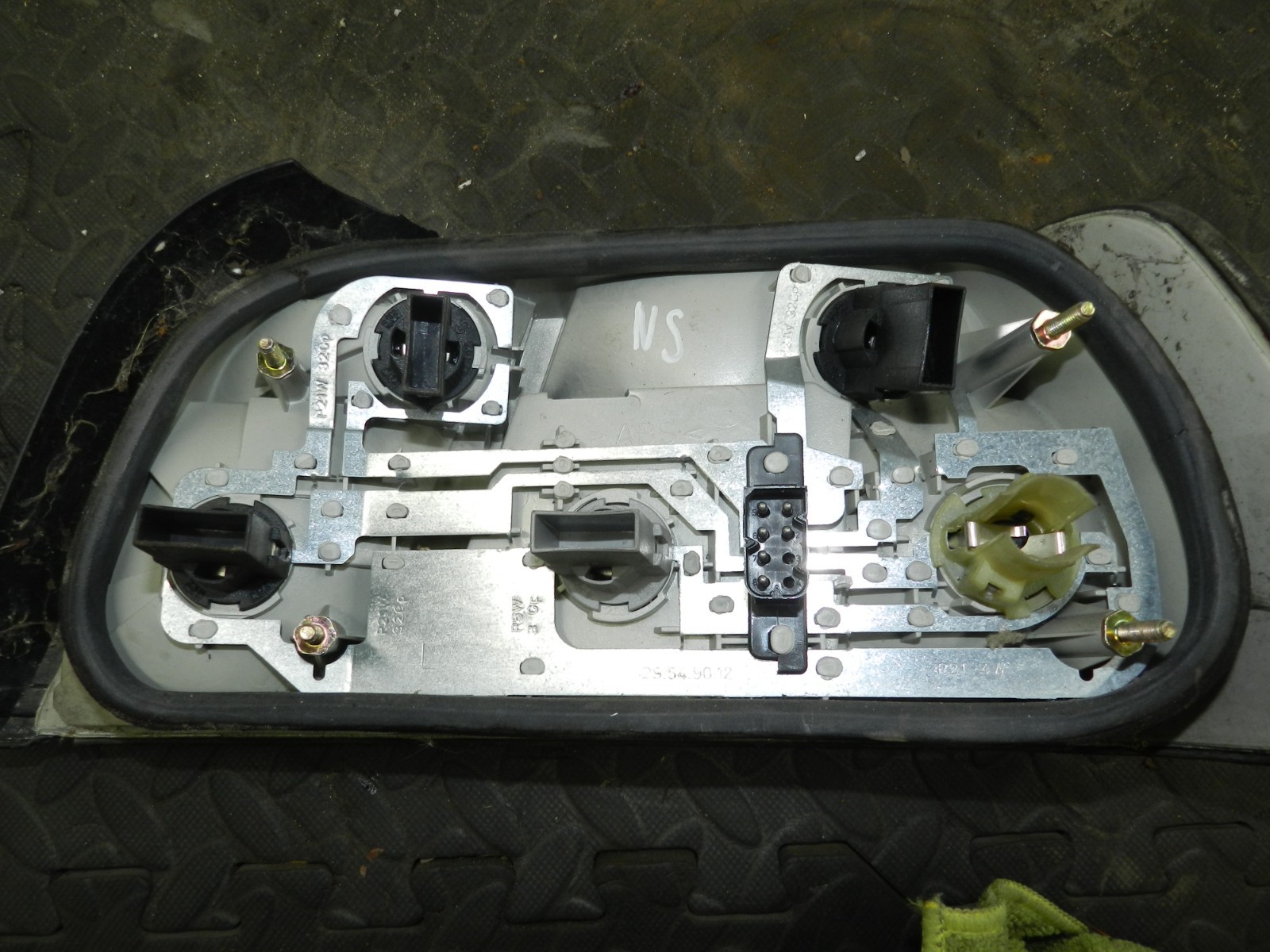 157. 1997 BMW 323I E36 CONVERTIBLE. PASSENGER SIDE REAR LIGHT UNIT - Image 4