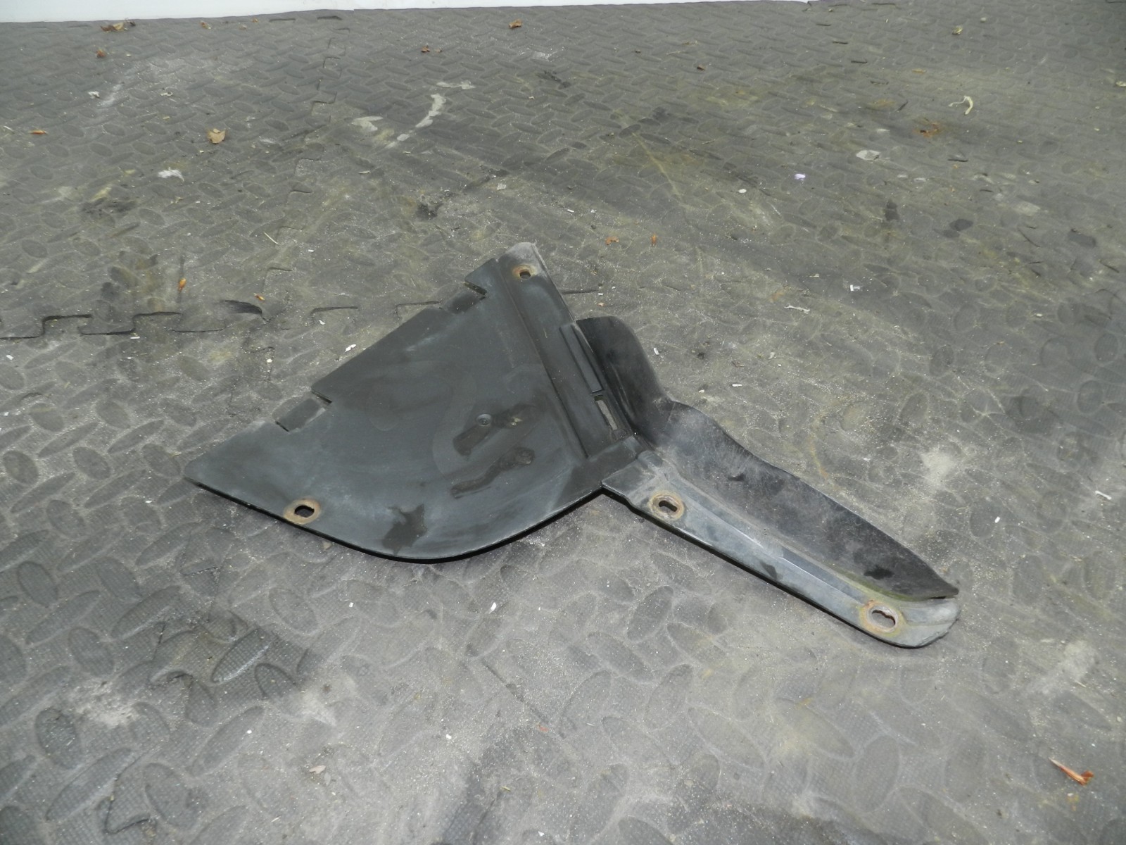 157. 1997 BMW 323I E36 CONVERTIBLE. PLASTIC TRIM 1977118 LOWER BUMPER COVER TRIM - Image 2