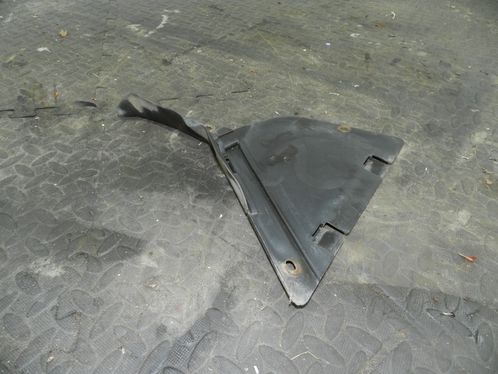 157. 1997 BMW 323I E36 CONVERTIBLE. PLASTIC TRIM 1977118 LOWER BUMPER COVER TRIM - Image 3