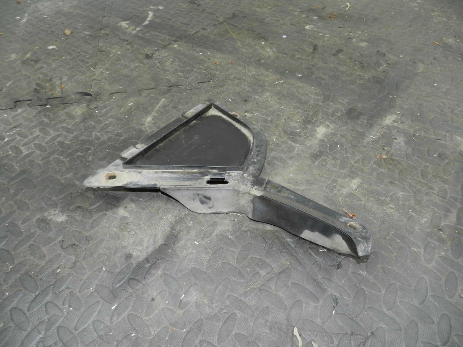 157. 1997 BMW 323I E36 CONVERTIBLE. PLASTIC TRIM 1977118 LOWER BUMPER COVER TRIM - Image 4