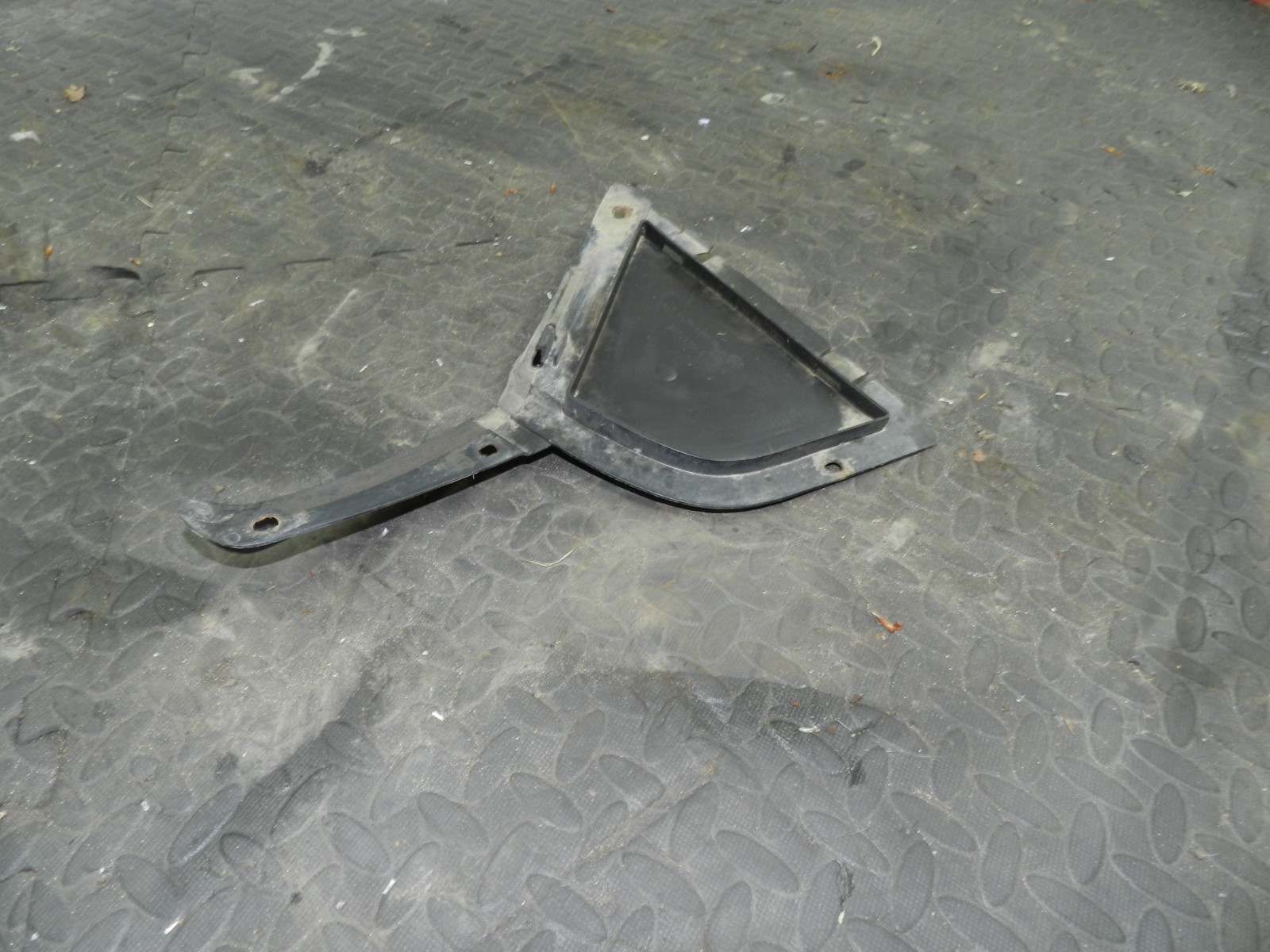 157. 1997 BMW 323I E36 CONVERTIBLE. PLASTIC TRIM 1977118 LOWER BUMPER COVER TRIM - Image 5