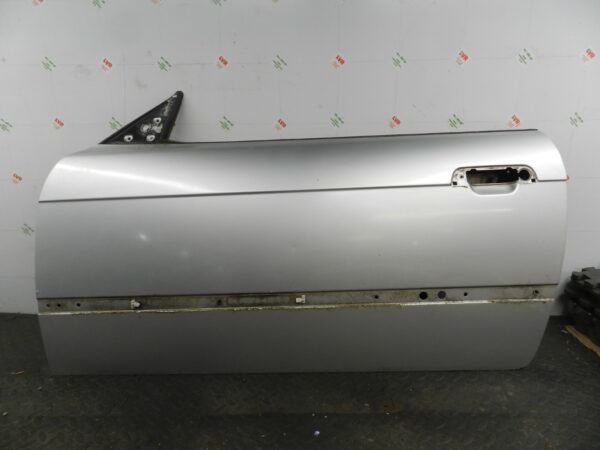 157. 1997 BMW 323I E36 CONVERTIBLE. PASSENGER SIDE DOOR SHELL IN SILVER