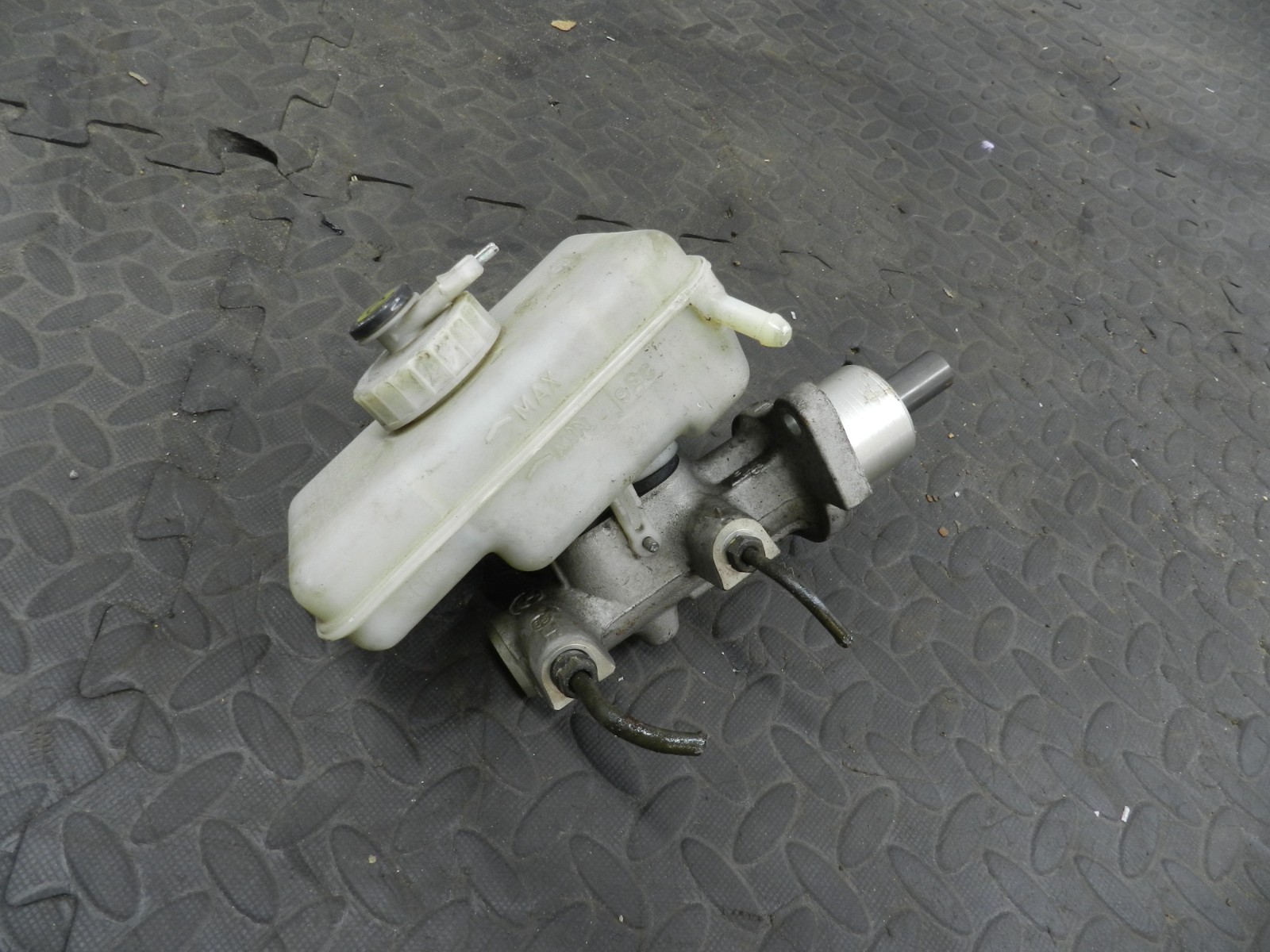 157. 1997 BMW 323I E36 CONVERTIBLE. BRAKE MASTER CYLINDER