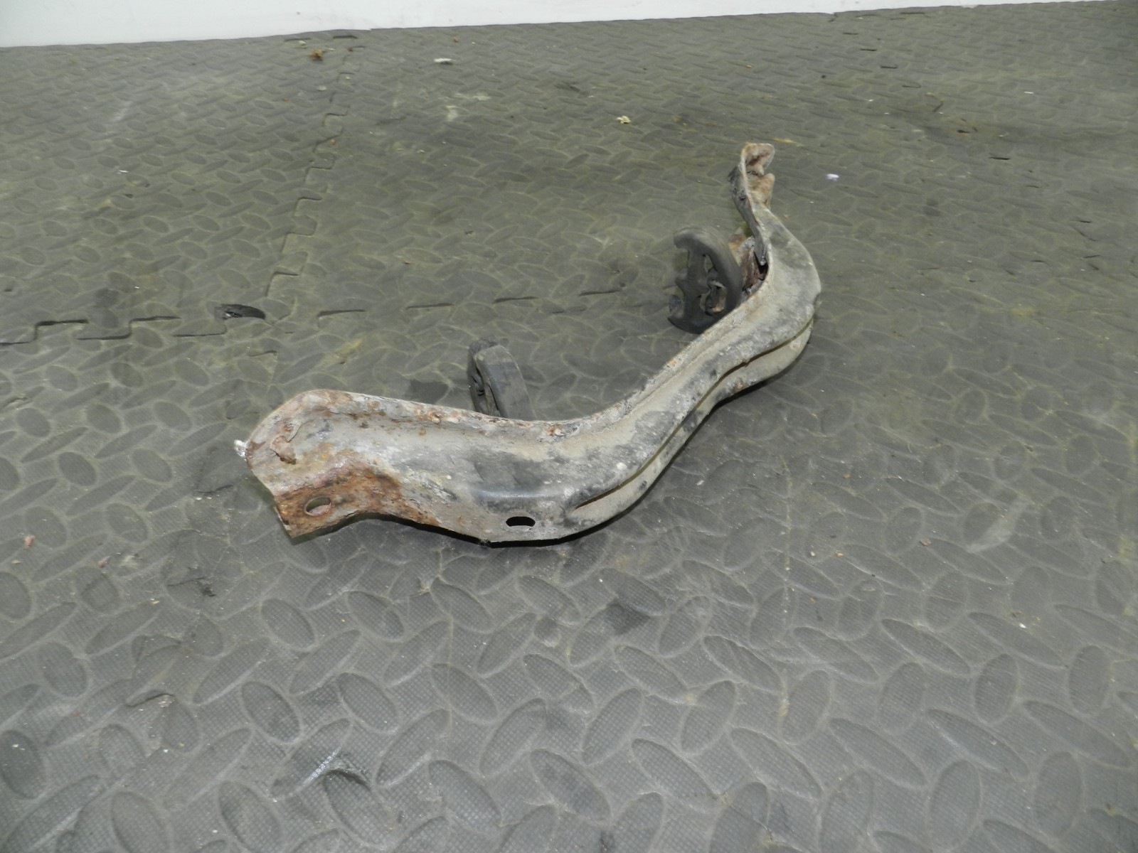 157. 1997 BMW 323I E36 CONVERTIBLE. EXHAUST TRANSMISSION TUNNEL MOUNT BRACKET