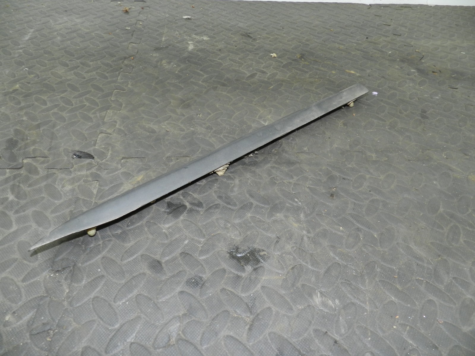 157. 1997 BMW 323I E36 CONVERTIBLE. PASSENGER SIDE REAR QUARTER BUMP TRIM - Image 2