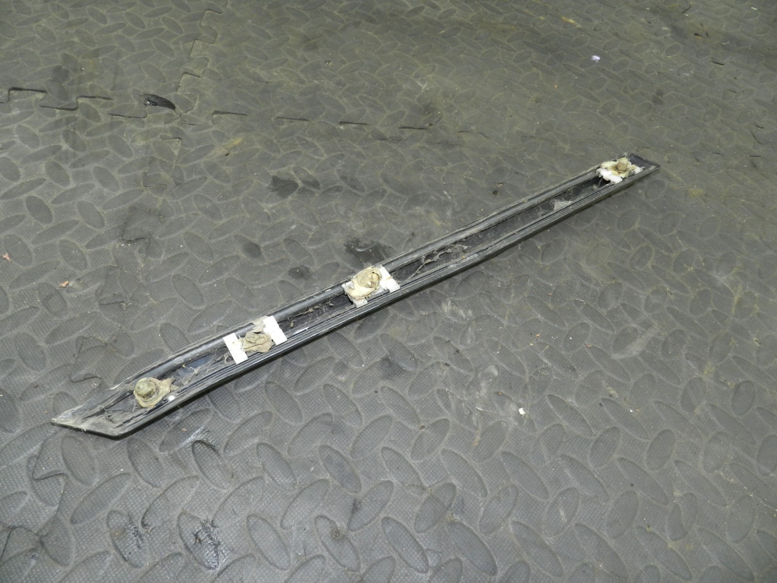 157. 1997 BMW 323I E36 CONVERTIBLE. PASSENGER SIDE REAR QUARTER BUMP TRIM - Image 3