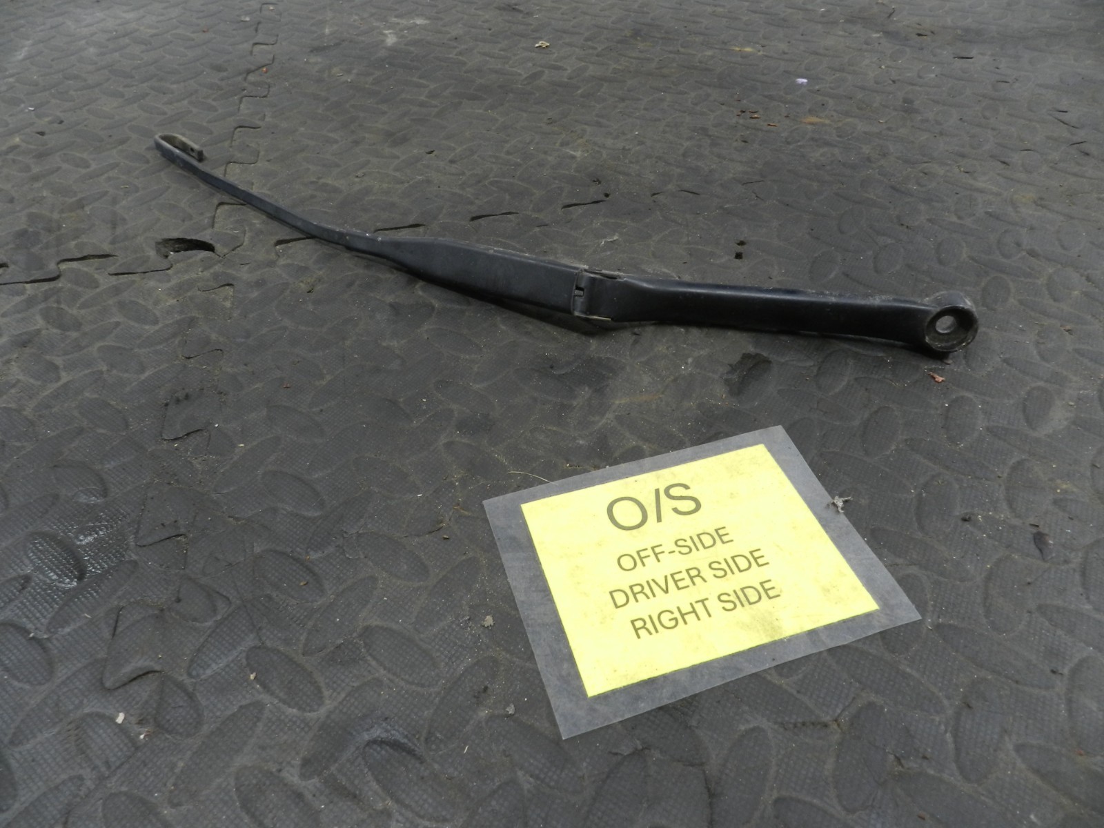 157. 1997 BMW 323I E36 CONVERTIBLE. DRIVER SIDE WIPER ARM