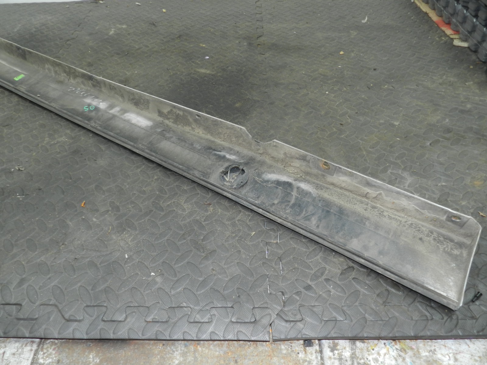 157. 1997 BMW 323I E36 CONVERTIBLE. DRIVER SIDE SKIRT IN SILVER 8177862 - Image 8