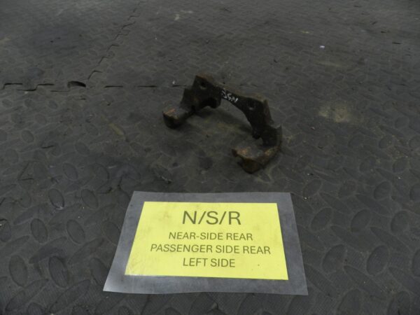 157. 1997 BMW 323I E36 CONVERTIBLE. PASSENGER SIDE REAR BRAKE CARRIER