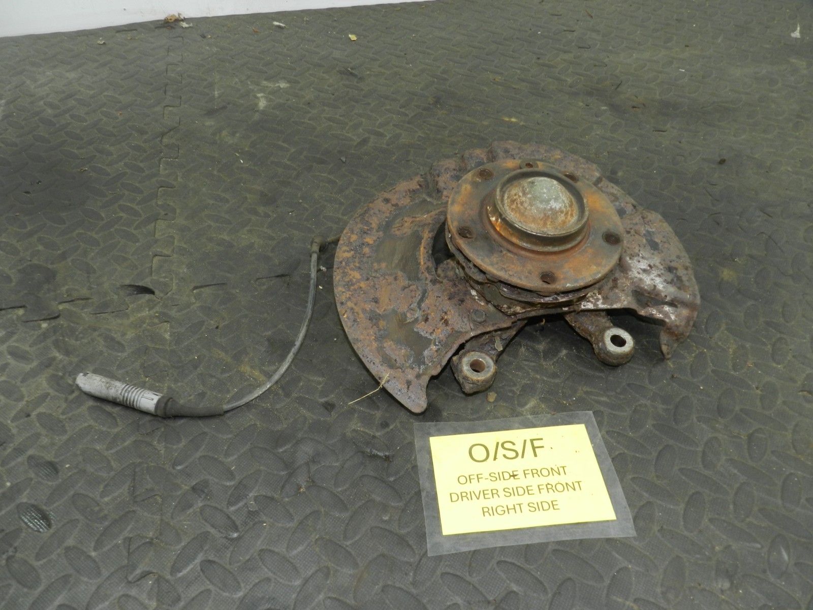 157. 1997 BMW 323I E36 CONVERTIBLE. DRIVER SIDE WHEEL HUB STUB AXLE