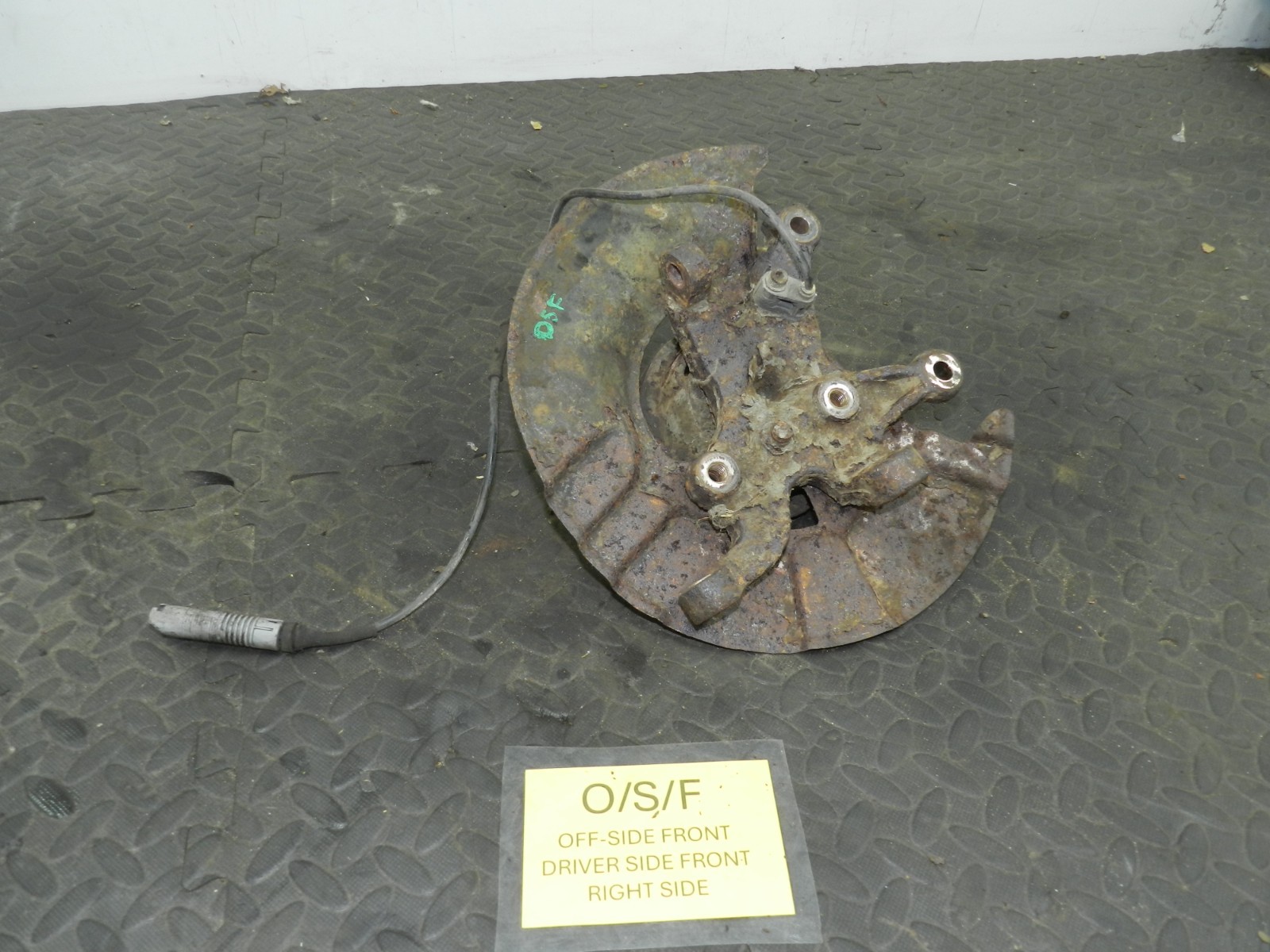 157. 1997 BMW 323I E36 CONVERTIBLE. DRIVER SIDE WHEEL HUB STUB AXLE - Image 2