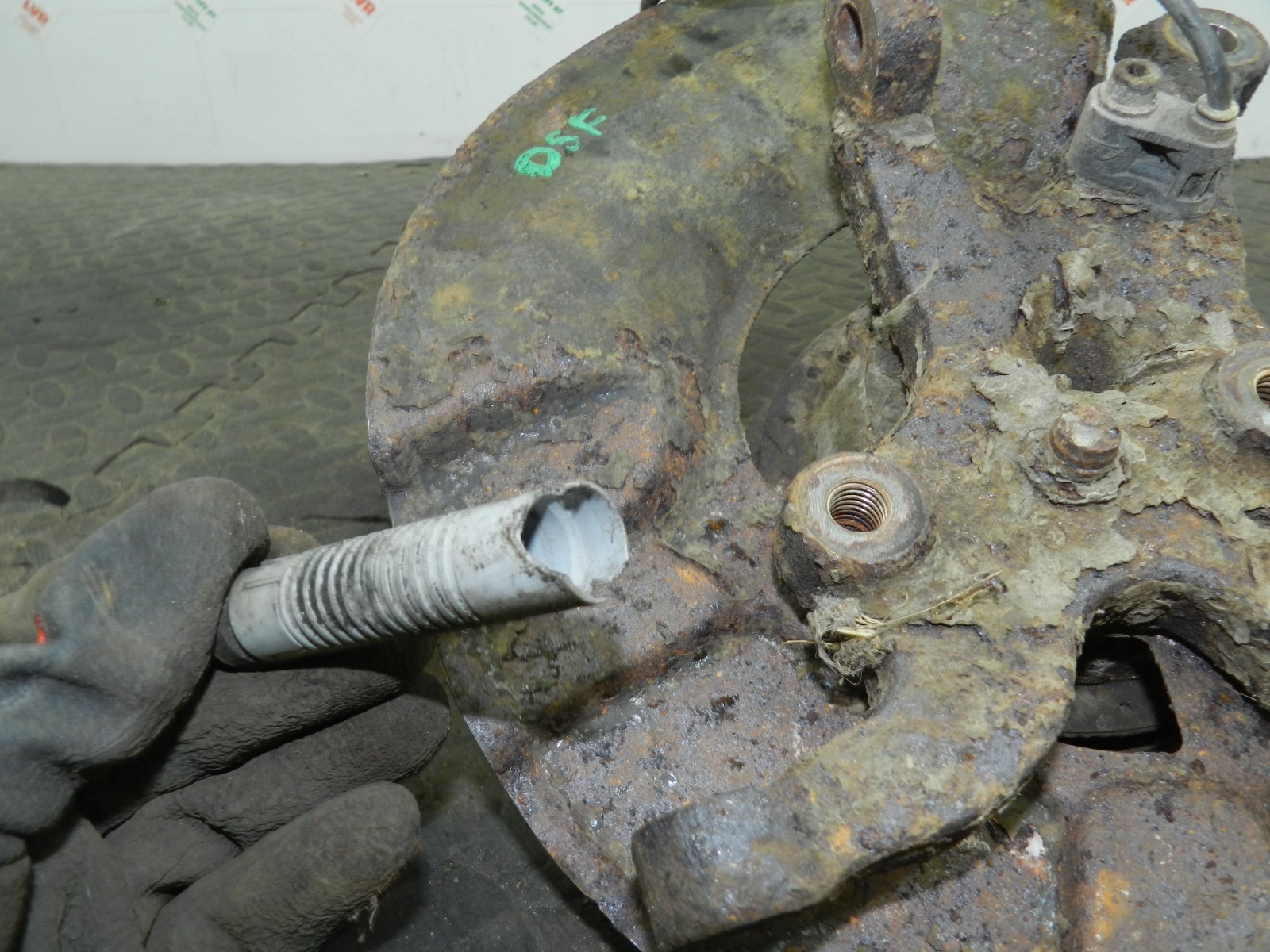 157. 1997 BMW 323I E36 CONVERTIBLE. DRIVER SIDE WHEEL HUB STUB AXLE - Image 3