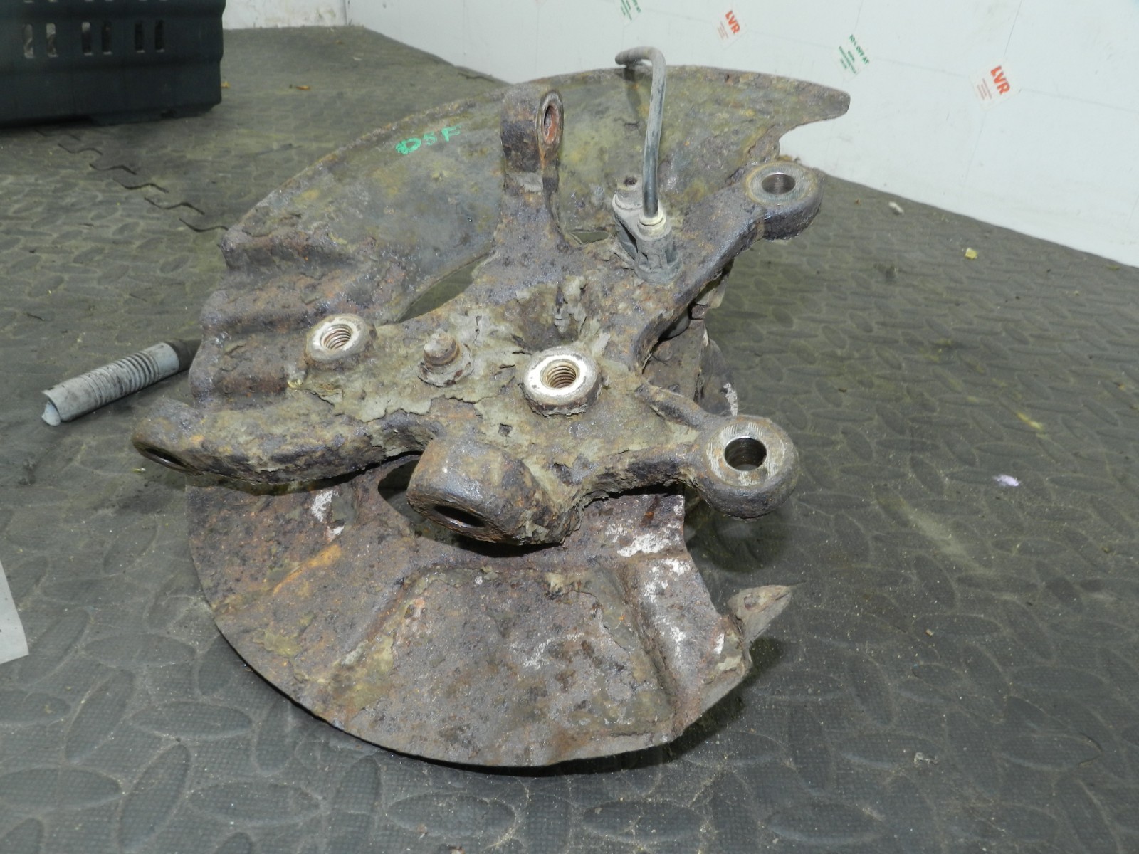 157. 1997 BMW 323I E36 CONVERTIBLE. DRIVER SIDE WHEEL HUB STUB AXLE - Image 4