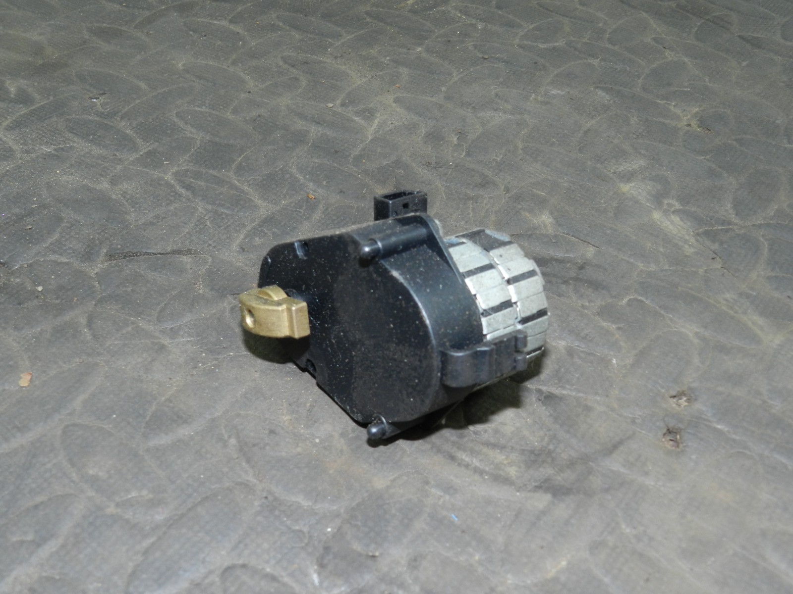 157. 1997 BMW 323I E36 CONVERTIBLE. HEATER CONTROL FLAP ACTUATOR 8391382