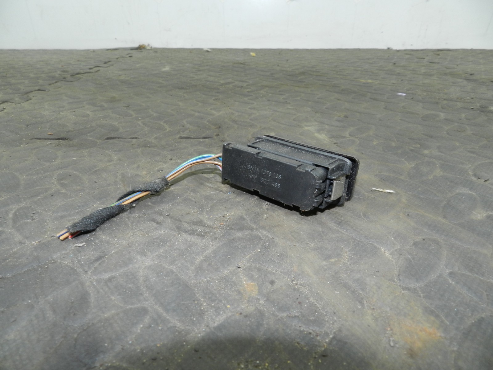 157. 1997 BMW 323I E36 CONVERTIBLE. HAZARD SWITCH 1378128 - Image 2