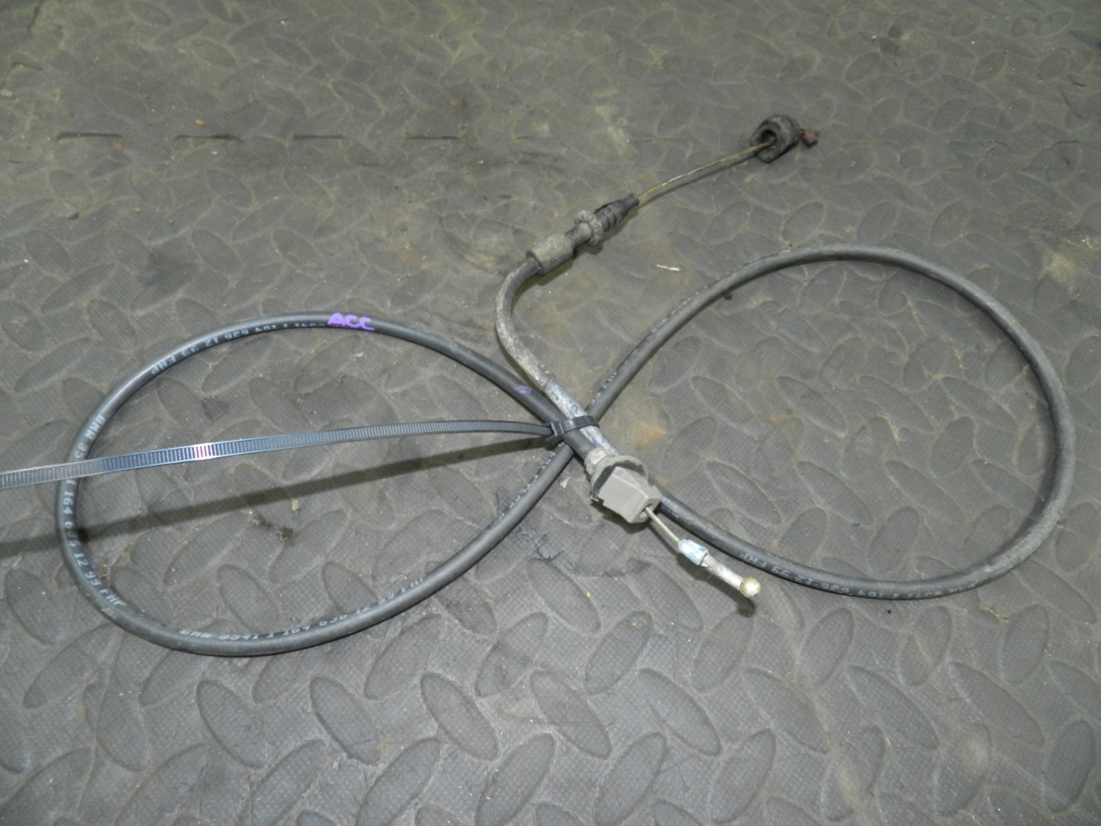 157. 1997 BMW 323I E36 CONVERTIBLE. ACCELERATOR CABLE