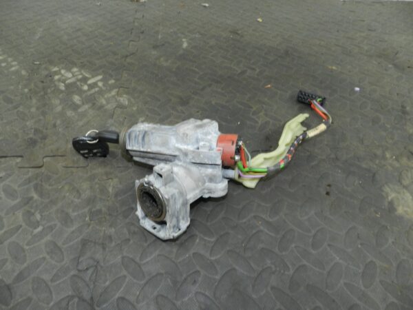 157. 1997 BMW 323I E36 CONVERTIBLE. IGNITION BARRE AND KEY LOCK WITH DOOR LOCKS