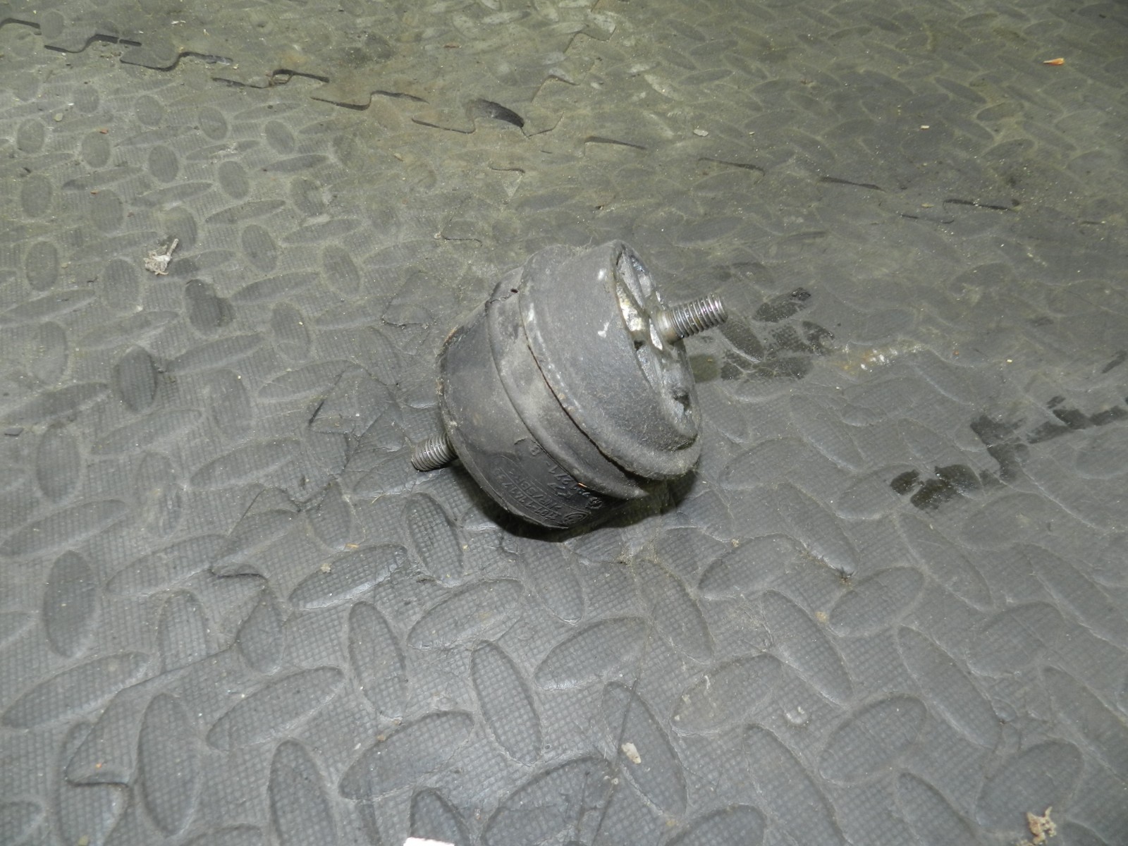 157. 1997 BMW 323I E36 CONVERTIBLE. ENGINE MOUNT