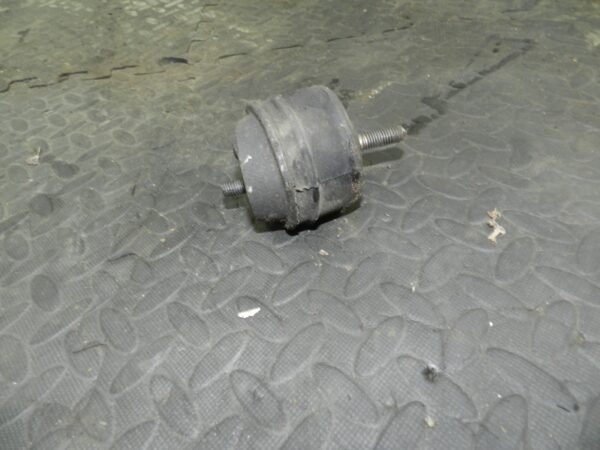 157. 1997 BMW 323I E36 CONVERTIBLE. ENGINE MOUNT - Image 2