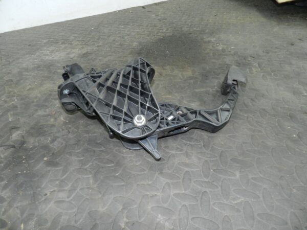 161, 2008 VOLKSWAGEN PASSAT B6 ESTATE. CLUTCH PEDAL + MASTER CYLINDER NO SPRING - Image 2