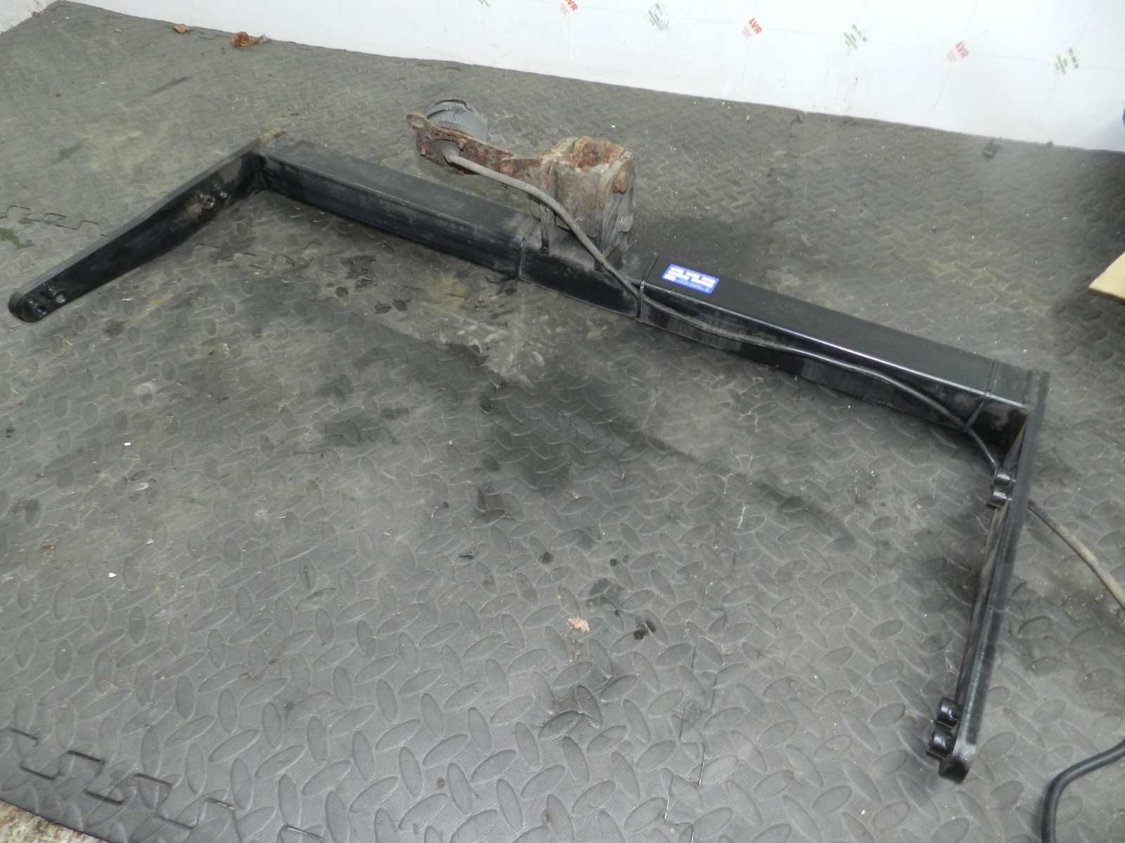 161, 2008 VOLKSWAGEN PASSAT B6 ESTATE. TOW BAR FRAME + WIRING REMOVABLE BAR