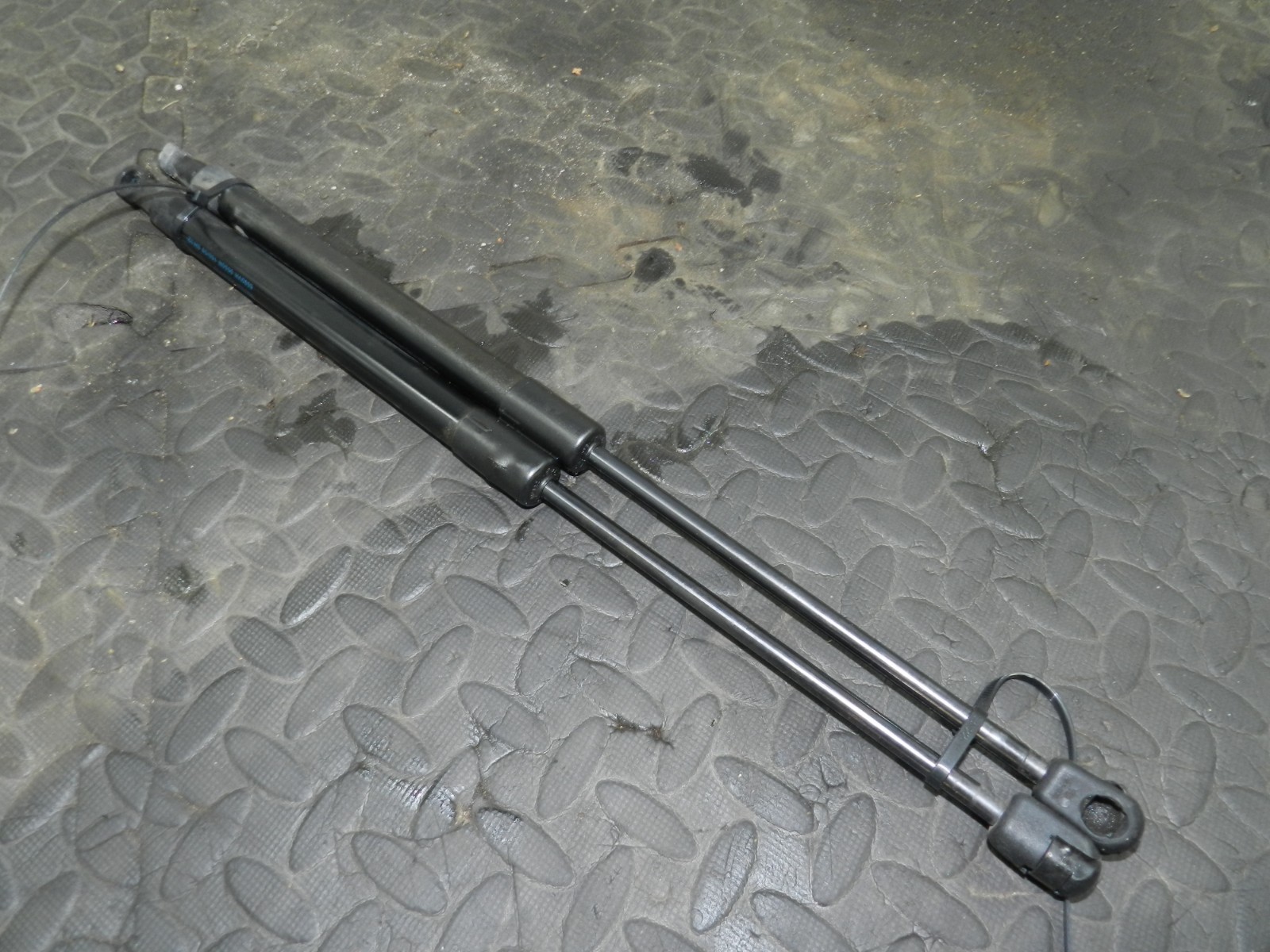 161, 2008 VOLKSWAGEN PASSAT B6 ESTATE. BOOT LID TAIL GATE GAS STRUTS - Image 2