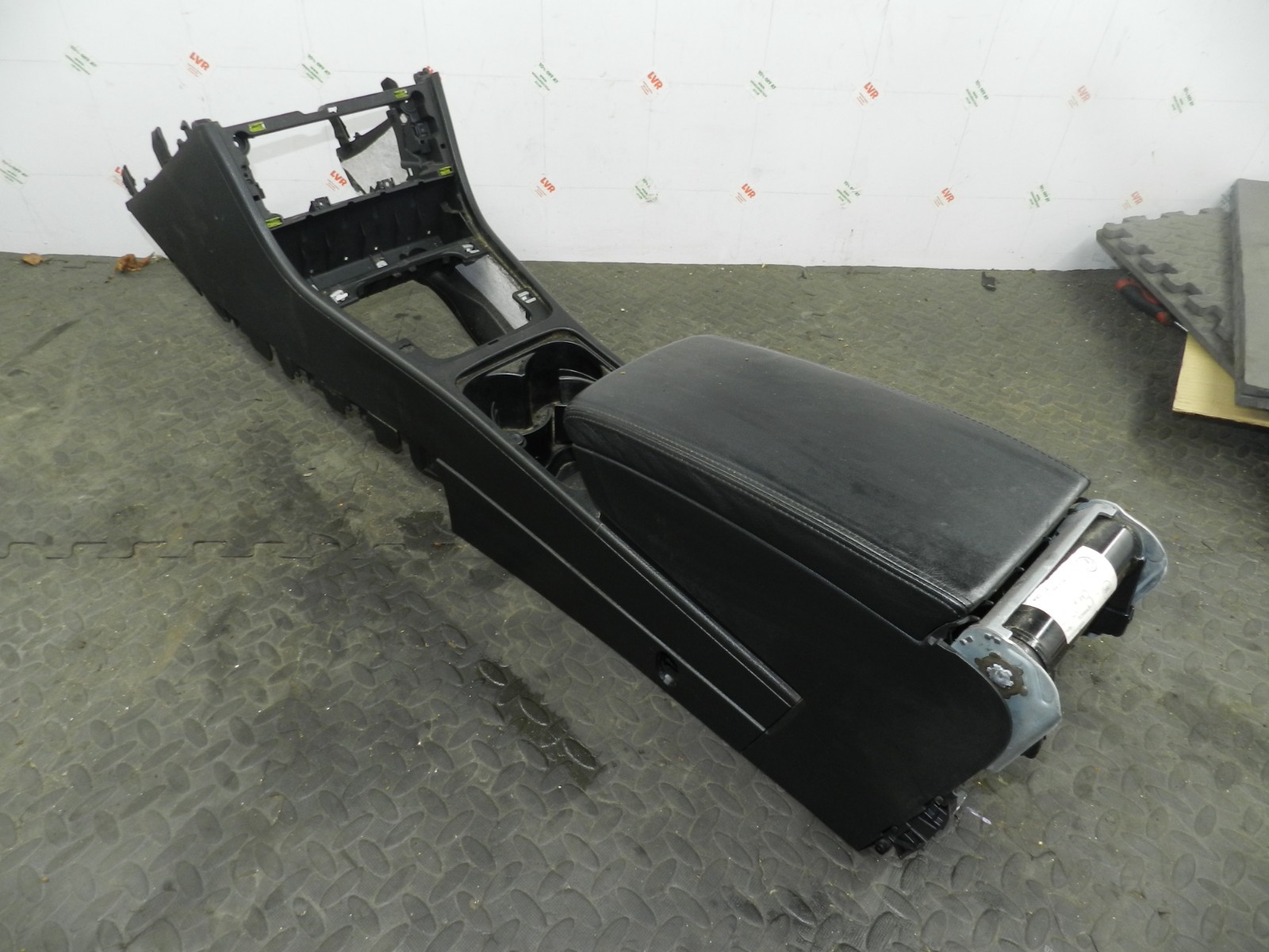 161, 2008 VOLKSWAGEN PASSAT B6 ESTATE. CENTRE CONSOLE FRAME AND ARM REST LEATHER