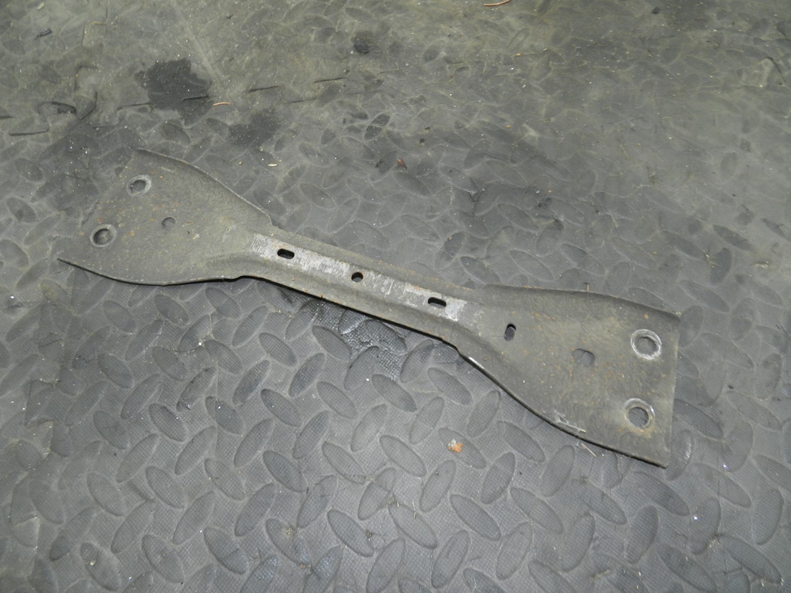 161, 2008 VOLKSWAGEN PASSAT B6 ESTATE. METAL FRAME BODY SUPPORT FRAME