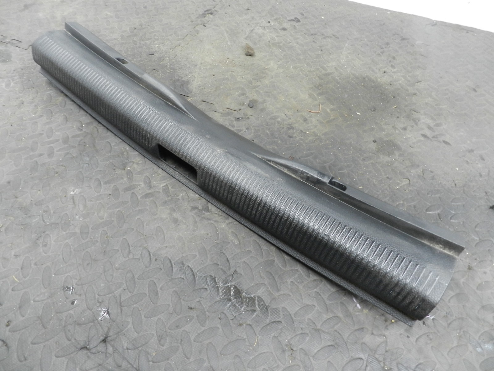 161, 2008 VOLKSWAGEN PASSAT B6 ESTATE. BOOT LID SILL LOWER TRIM