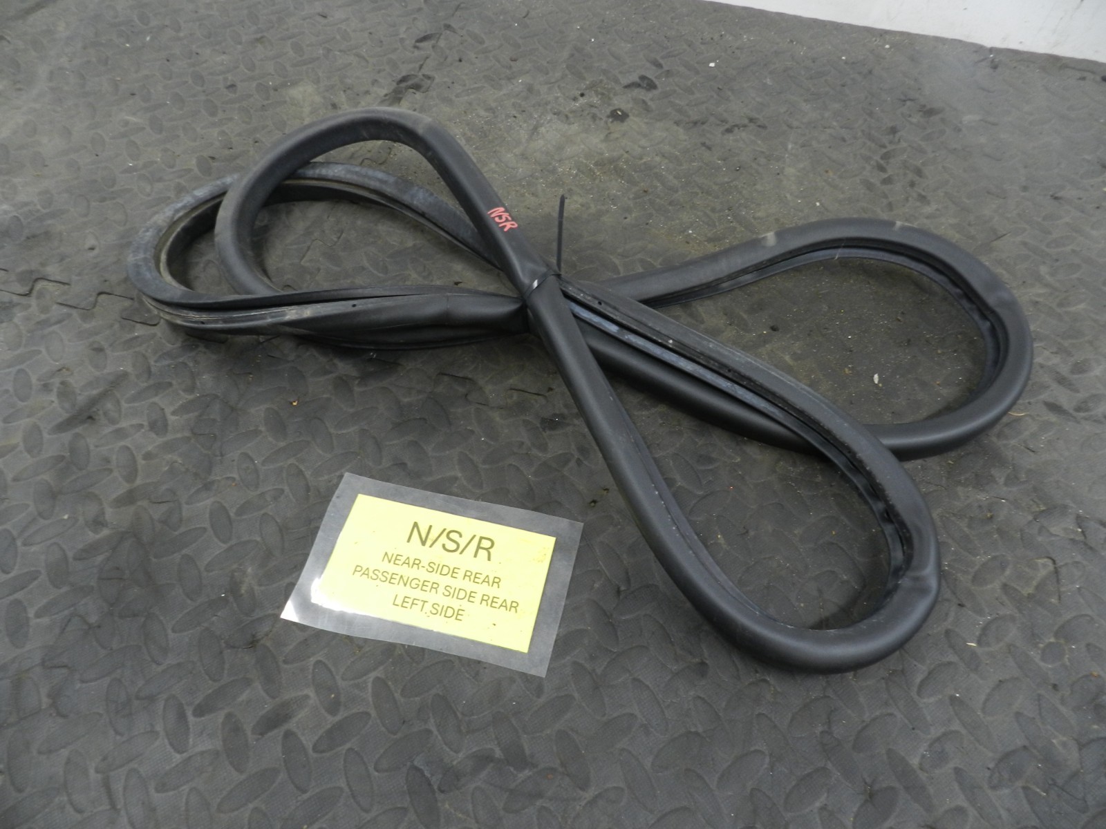 161, 2008 VOLKSWAGEN PASSAT B6 ESTATE. PASSENGER SIDE REAR DOOR RUBBER SEAL