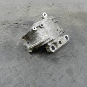 161, 2008 VOLKSWAGEN PASSAT B6 ESTATE. ENGINE MOUNT