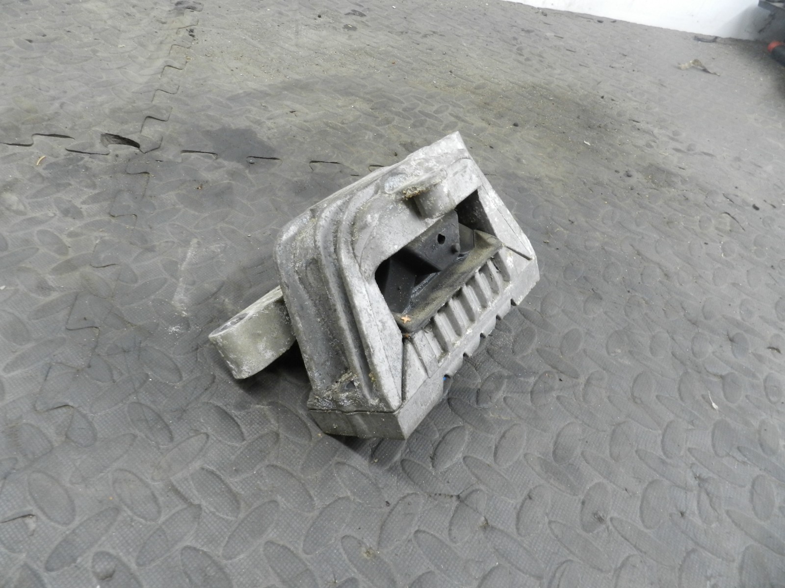 161, 2008 VOLKSWAGEN PASSAT B6 ESTATE. ENGINE MOUNT - Image 2