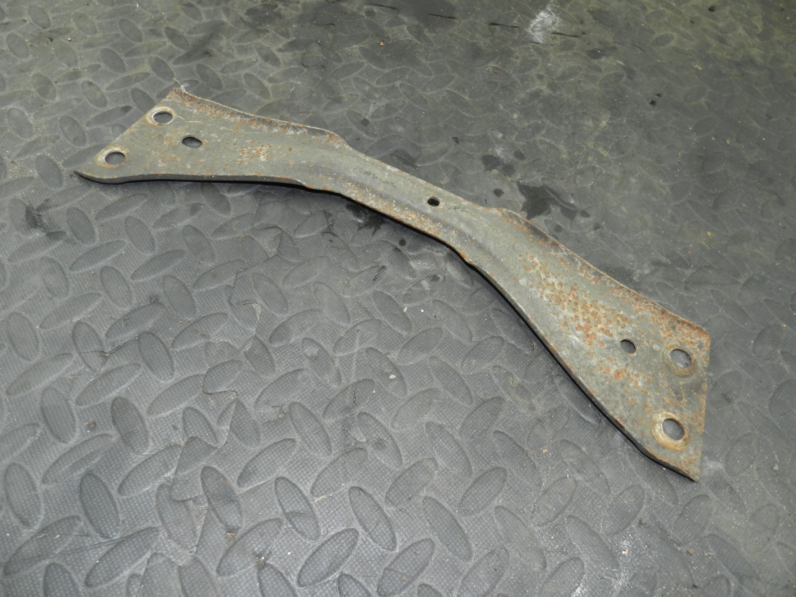 161, 2008 VOLKSWAGEN PASSAT B6 ESTATE. METAL FRAME BODY SUPPORT FRAME