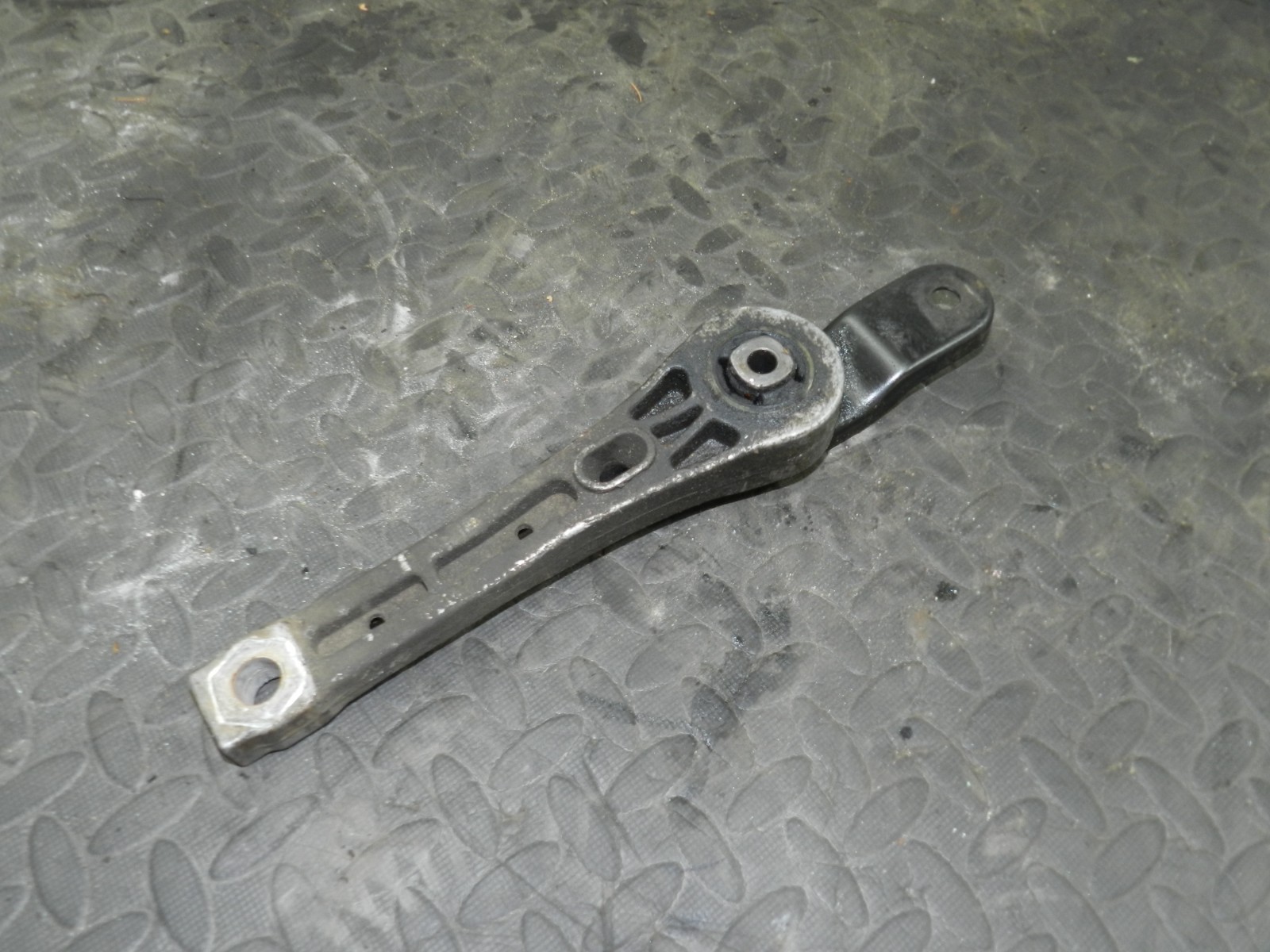 161, 2008 VOLKSWAGEN PASSAT B6 ESTATE. LOWER ENGINE MOUNT DOG BONE