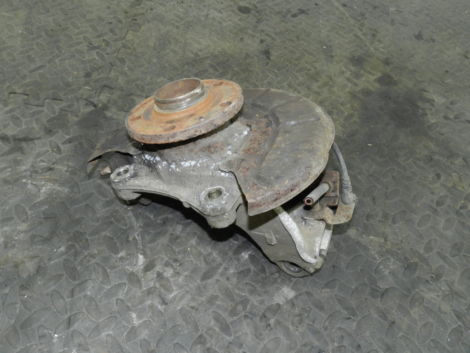 161, 2008 VOLKSWAGEN PASSAT B6 ESTATE. DRIVER SIDE FRONT STUB AXLE HUB