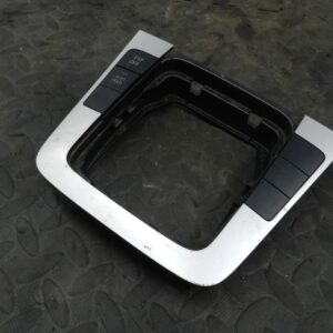 161, 2008 VOLKSWAGEN PASSAT B6 ESTATE. GEAR SELECTOR SURROUND SILVER TRIM