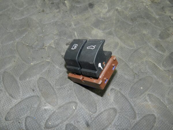 161, 2008 VOLKSWAGEN PASSAT B6 ESTATE. FUEL FLAP BOOT LID SWITCH