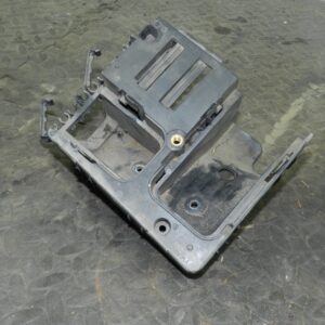 161, 2008 VOLKSWAGEN PASSAT B6 ESTATE. ENGINE BAY FUSE BOX FRAME SUPPORT BRACKET