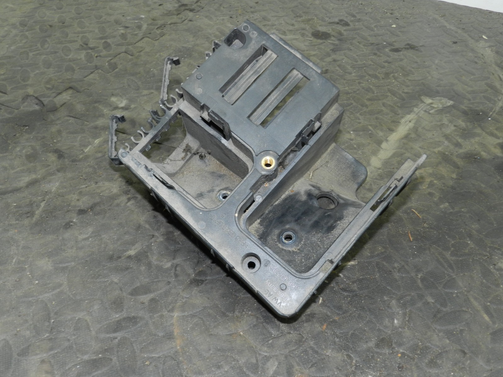 161, 2008 VOLKSWAGEN PASSAT B6 ESTATE. ENGINE BAY FUSE BOX FRAME SUPPORT BRACKET