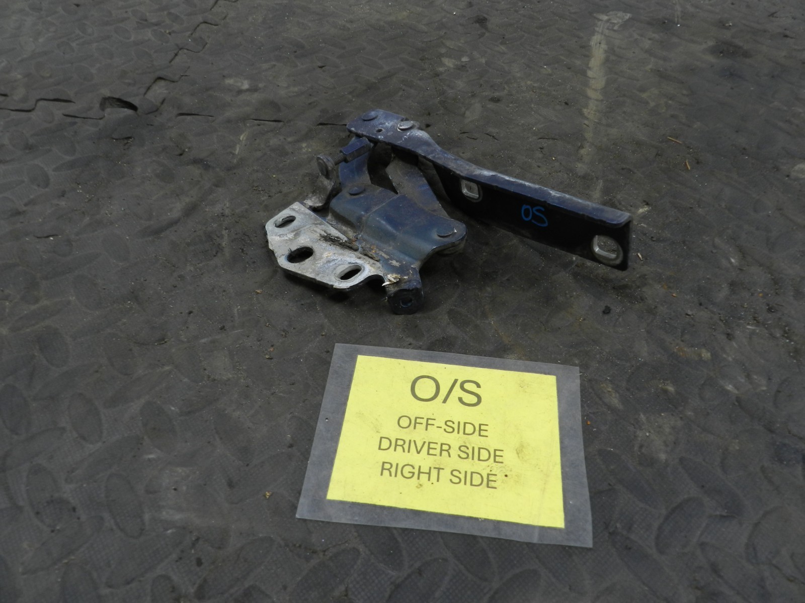 161, 2008 VOLKSWAGEN PASSAT B6 ESTATE. DRIVER SIDE BONNET HINGE