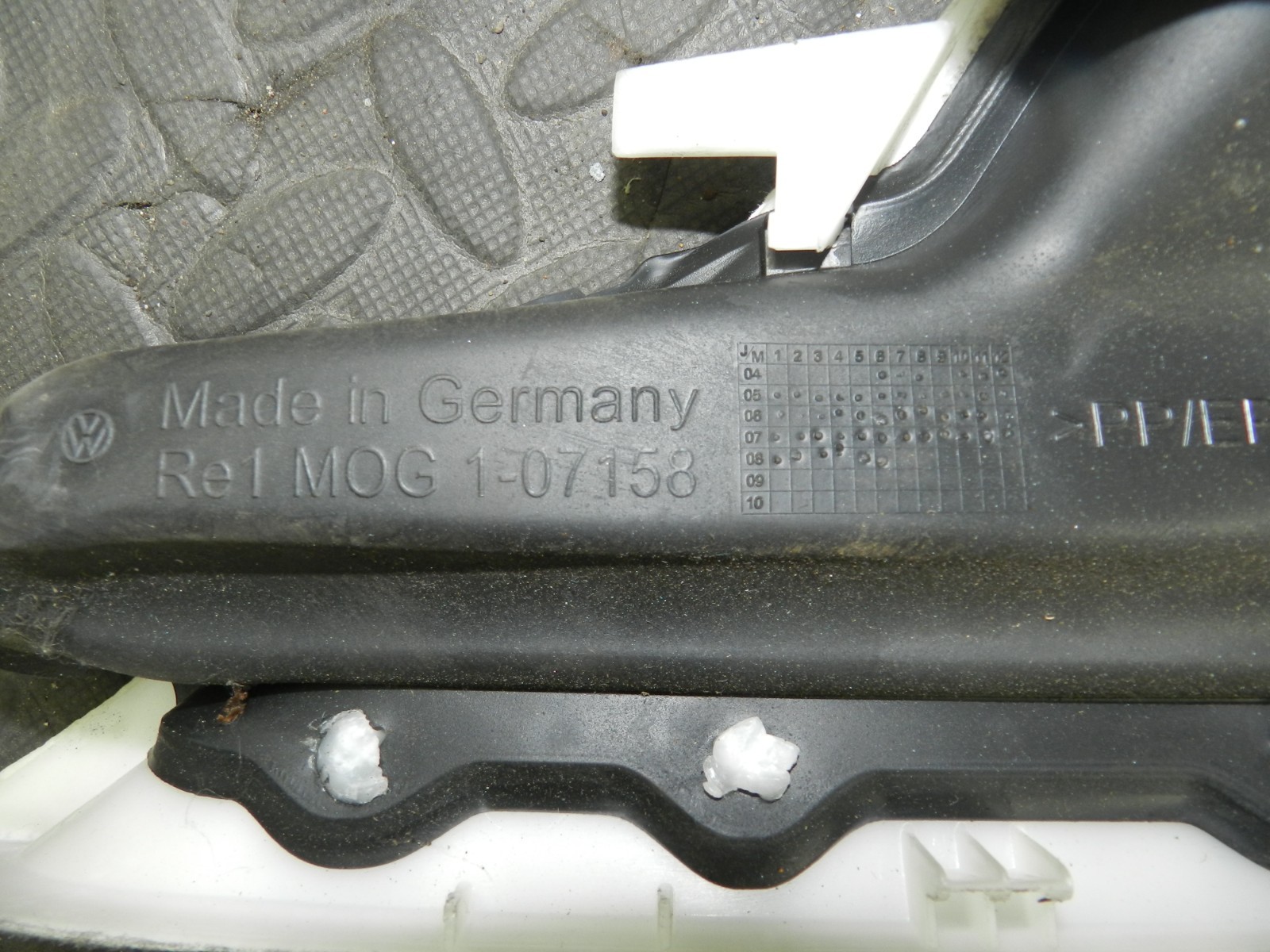 161, 2008 VOLKSWAGEN PASSAT B6 ESTATE. DRIVER SIDE A PILLAR TRIM - Image 3